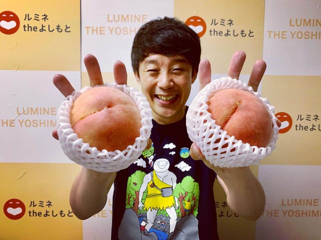 のインスタグラム：「桃！  ハンドパワーの持ち方〜  #桃 #ハンドパワー #佐久間一行 #ルミネtheよしもと」