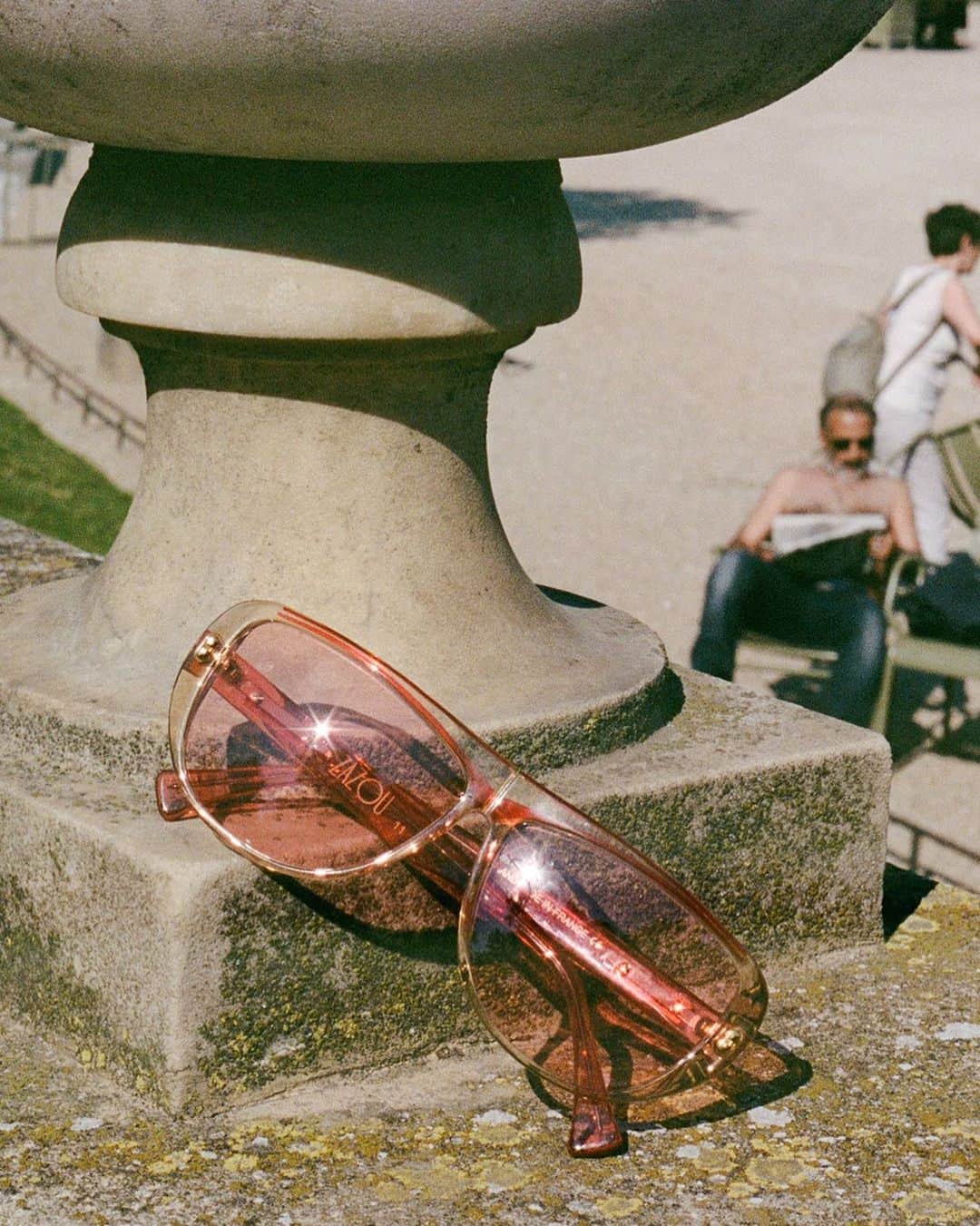 Meganさんのインスタグラム写真 - (MeganInstagram)「An afternoon in the Jardin du Luxembourg ☀️ Zanzan ZAZOU sunglasses with pink tint lenses 🕶  #サングラス #선글라스 #lunettes #occhiali #sunglasses #eyewear #slowfashion #buybetterbuyless #zanzaneyewear」8月14日 17時49分 - zanzan_domus