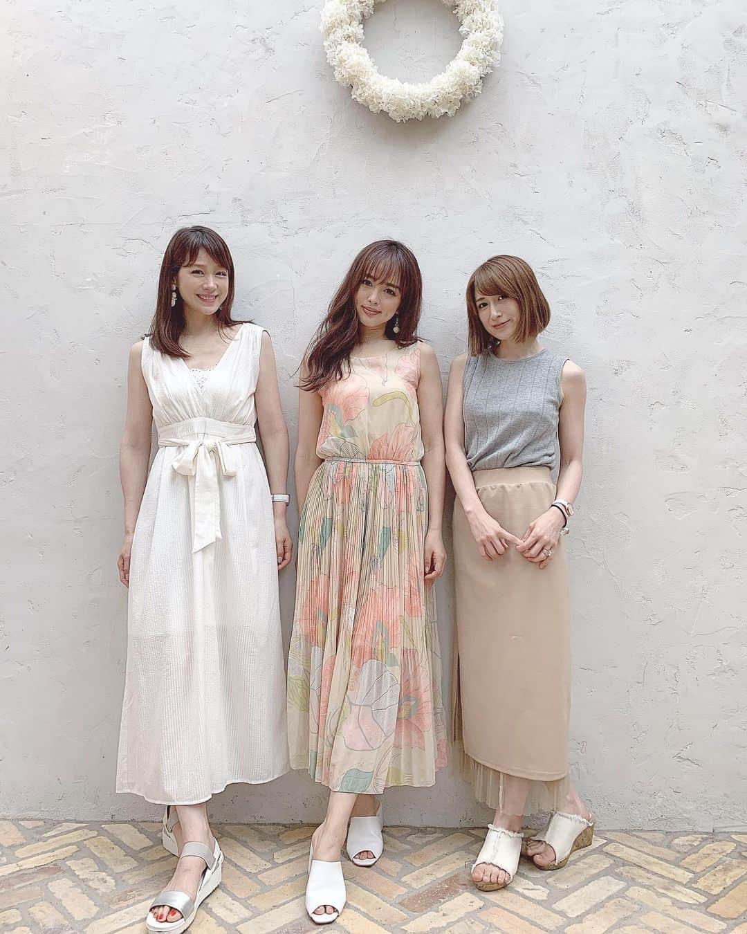 のインスタグラム：「お知らせ✨﻿ ﻿ 8.21（水）  11:00から！❣️﻿ ﻿ ﻿ ﻿ ママトークcafe覗き見？！﻿ インスタLIVEを﻿ ﻿ @rumi_official_0616 ﻿ @yuurimorishita﻿ @mimaryoko﻿ ﻿ この3人でやります！💓﻿ ﻿ ﻿ ﻿ 日頃のママが話してるリアルなカフェトーク💓﻿ ﻿ ﻿ 皆さんも一緒にコメントして﻿ ママトークに混ざっちゃおう❣️﻿ ﻿ ﻿ ﻿ ﻿ その名も﻿ ﻿ ✨Ruumin cafe☕️✨﻿ ﻿ ﻿ ママモデルのRumiがゲストをお招きし、﻿ リアルなママトークを繰り広げます♡﻿ ﻿ ﻿ ﻿ 第1回目は この写真に写っている、 おかもとまりちゃんと、相沢まきさんと、  楽しくワイワイLiveしましたー♡﻿ ﻿ たくさんのママさんに参加いただけて嬉しかったです💓﻿ ﻿ ﻿ ﻿ 第2回目は、﻿ ﻿ 仲良しで大好きな森下悠里ちゃんと、 美馬怜子さんと私💓﻿ ﻿ ﻿ ﻿ この3人で、楽しく、ママトークしちゃうよ♡﻿ ﻿ ﻿ ﻿ ママならではの、 質問や相談、美容や、﻿ ファッション、色々コメントお待ちしてますー♡！﻿ ﻿ ﻿ 気軽にママトーク混ざってる気分で、﻿ 気軽にコメントしてきてね♡﻿ ﻿ お待ちしておりまーす💓﻿ ﻿ ﻿ #めっどmama #ruumincafe #めっどmamaワクチン勉強会」