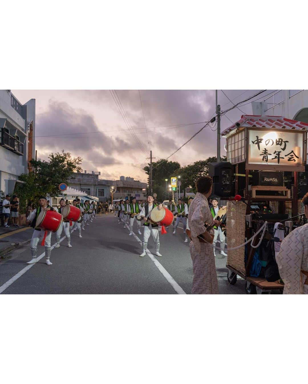 おきなわLikesさんのインスタグラム写真 - (おきなわLikesInstagram)「沖縄の旧盆 . 昨日は、沖縄の旧盆 初日、 祖先をお迎えする #ウンケー でしたね^^ . 沖縄にいるみなさんは もう #道ジュネー をご覧になりましたか？ 青年会のエイサー、でーじかっこいいですよね😆！ . 昨日は私たちも、中部の沖縄市を中心に 道ジュネーを追っかけてまわりました✨ 青年会によって、踊りや衣装も全然違うので 三線や太鼓の音を頼りに 青年会を探しながら それぞれのエイサーを楽しむのが面白いんですっ！🌺 皆さんも是非、今日、明日も続く旧盆の道ジュネーで 色んな青年会のエイサーを楽しんでくださいね〜😄♫ . . 【🌺道ジュネーの楽しみ方🌺】 ①道ジュネーとは、旧盆の夜に青年会が エイサーを踊りながら地域内を練り歩くものです。 具体的な場所や時間がはっきりしているわけではないので （大まかなコースと開始の時間は決まっていることが多いです） 太鼓の音や地方（じかた）の歌と三線の音を頼りに 聞こえる方向へ向かうのがベストです✨ （道ジュネー追っかけ隊のベテランに付いて行くのもアリ！） . ②開始予定時間になっても始まらない場合でも 気長にお待ちくださいね〜(^^) 青年会の方々は、沖縄のご先祖様への供養の気持ちと たくさんの人にエイサーを見せたい！という思いで 何カ所もの場所で長時間、一生懸命踊っています。 皆さんでエイサーを楽しむためにも、マナーも守りましょうね✨ . ________________________________________________________ #エイサー#道ジュネー#おきなわLikes#japan#okinawa#沖縄」8月14日 17時52分 - okinawa_likes