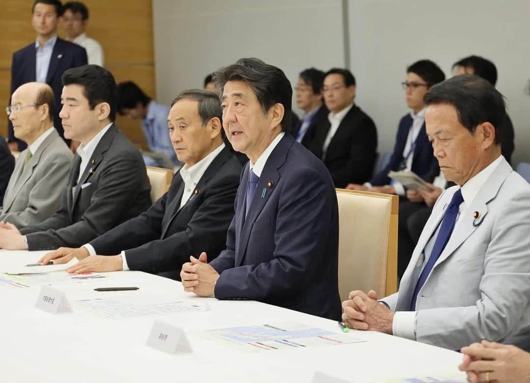 のインスタグラム：「#安倍総理 からの#メッセージ ✍️ 大型の#台風10号 の接近に伴い、先ほど、関係閣僚会議を開催しました。政府としては、様々な事態に対応するため、警察、消防、海上保安庁の各機関はもとより、自衛隊も必要な場合には要請を待たずに救援活動に当たるべく、九州から中部地方の部隊を中心に２万７千人が即応態勢を敷いています。国民の皆様におかれましては、記録的な大雨、暴風、高潮などのおそれがあることから、不要不急の外出は控えるとともに、自治体の避難情報に基づき事前の備えを進め、早めの避難を心がけるなど、油断することなく、命を守る行動をとっていただくようお願いします。 @shinzoabe」