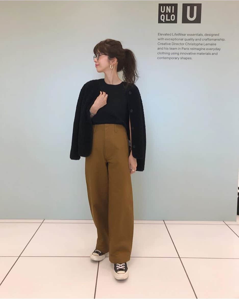 Locariのインスタグラム：「UNIQLOの #カーブパンツ が気になる👖  ウエストから脚先にかけてのゆるやかなカーブシルエットが特徴で、裾上げしてもきれいなシルエットが持続できるのも魅力ポイント😘💓 phot by @m__s_zzz___  さん . .  #コーデ #コーディネート #今日のコーデ #ファッションコーデ #ママコーデ #夏コーデ #プチプラコーデ #シンプルコーデ #カジュアルコーデ #大人コーデ #着回しコーデ #きれいめコーデ #今日のコーディネート #UNIQLO #uniqlo #uniqloginza #uniqloコーデ #ユニクロ #ユニクロコーデ #ユニクロユー #ユニクロきれいめ部」