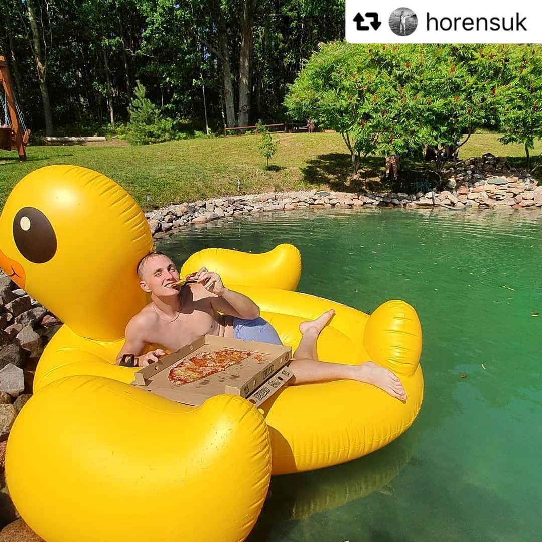 Pica LuLūさんのインスタグラム写真 - (Pica LuLūInstagram)「#Repost @horensuk with @repostsaveapp · · ·  Who doesn't love pizza?  #pizza #duck #water #pool #camping #summer #feels #sun #party #summerof69」8月14日 17時58分 - lulu