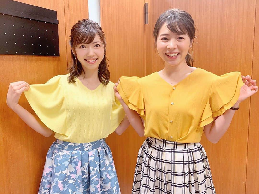 川又智菜美のインスタグラム：「はやドキ💛﻿ ﻿ 最近こういうタイプの袖流行ってるのかな？🤔﻿ ﻿ 皆川さんとモモンガポーズ😂笑﻿ ﻿ #tbs #はやドキ #アナウンサー #セントフォース ﻿ #皆川玲奈 アナ #川又智菜美 #オフショット ﻿ #イエロー #黄色 #モモンガ #衣装 #フリル袖」