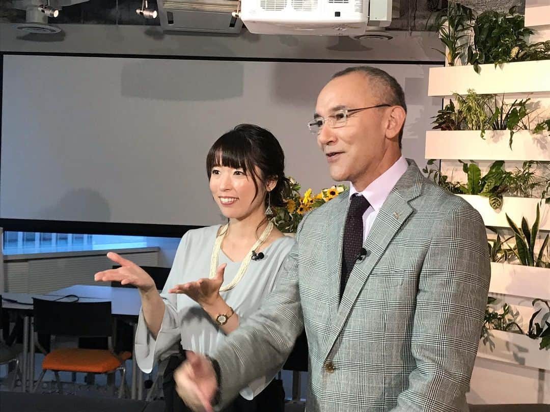 室照美のインスタグラム：「【お知らせ】 8月の千葉テレビ 「ビジネスビジョン」土曜AM10:30〜 MC出演しています❗️ ・ ・ 宮澤ミシェルさん@michel_miyazawa とまたご一緒させていただき、控室でのマシンガントークもご健在♪  告知しそびれてしまったのですが..実は4月にも😊 気付いてくださった方ありがとうございますっ♡ ・  #千葉テレビ #チバテレビ #ビジネスビジョン#土曜10時半 #宮澤ミシェル #室照美 #フリーアナウンサー #トークナビ」