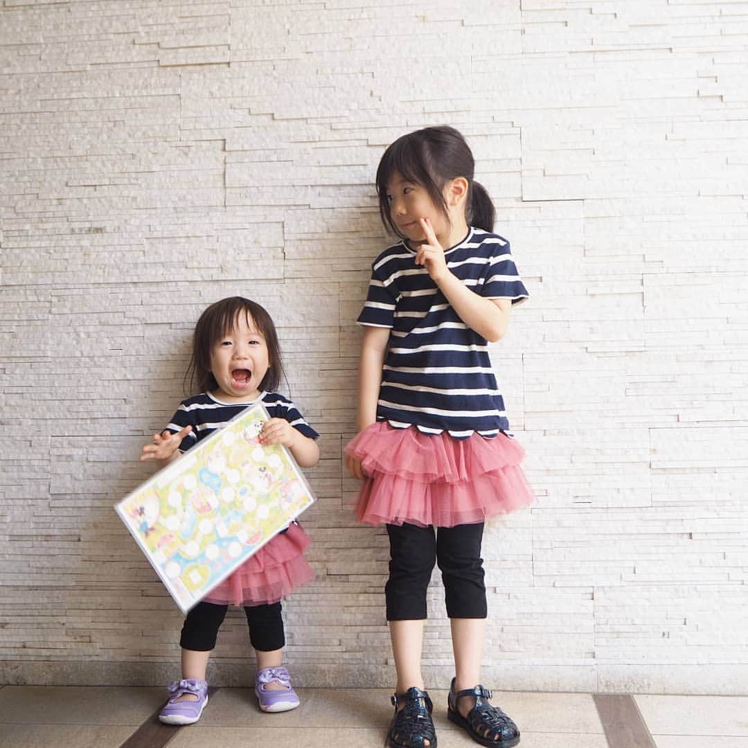 Kuboi Ayumiさんのインスタグラム写真 - (Kuboi AyumiInstagram)「お姉ちゃんが大好きな妹は なんでもお姉ちゃんのまねっこ。  夏はトイトレにぴったりの時期。 ということで、次女のトイトレをはじめたのですが お姉ちゃんが一緒にトイレに行ってくれたり、手伝ってくれています。  我が家ではトレパンマンを使ったトイレトレーニングスタート！ おむつはDisneyデザインでかわいくて、絵探しやおえかきできたり遊び心がいっぱい。  トレパンマンだと、漏れずに濡れた感じがわかる「おしっこ実感シート」採用で しっかり濡れた感じがするので、おむつが濡れた時にすぐにママに「ちっち」と教えてくれます。  トイレに行ったら、「これ、これ！」ご褒美シートを自分で持ってきて 「シールはって」とおねだりしてくる姿がまたかわいくて。  トイレに行けたり、おしっこに成功したら 一緒にシールを貼って、おもいっきりほめてあげていますよ。  子どものやる気を引き出すしかけがいっぱいなので 楽しくトイトレをできています☆  #赤ちゃんのいる生活 #女の子ママ #トイトレ #トイトレ中  #トレパンマン #トイトレ記録 #トイトレ準備 #ママスタグラム #おむつ #育児日記 #トレパンマン_PR」8月14日 18時10分 - himekagami
