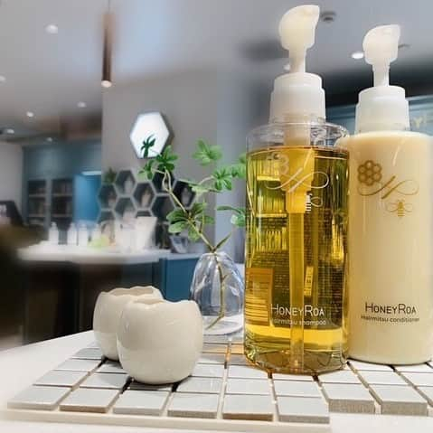 ペリエ千葉さんのインスタグラム写真 - (ペリエ千葉Instagram)「【本館1F/HONEYROA】 . ＜Hair care＞ . 洗うから、潤う。 はちみつとたまごのシャンコン。 . . 頭皮に負担をかけずに汚れをしっかり落とすシャンプーと、 ダメージを防いでまとまりやすい髪をつくるコンディショナーが新登場！ まとまりが悪い、パサつく…などの大人のダメージヘアに寄り添います。 . 大人の髪に選んだのはナチュラルなはちみつとたまご。 髪の大部分を占めるケラチン(タンパク質)に多く含まれるシスチン(アミノ酸) はたまごに卵殻膜に多く存在し、ツヤのある太い髪の毛に導いてくれます。 . . ◇ヘアミツシャンプー◇ やさしい使い心地と潤いのナチュラルシャンプー。 低刺激にこだわり、アミノ酸系洗浄成分を使用。 サルフェート&シリコンフリーの頭皮や毛髪にやさしいシャンプーになっております。ふわりと香るハチミツの香りとサラサラの指どおりをお楽しみください。 (400ml /  2,400円+税) . ◇ヘアミツコンディショナー◇ ダメージヘアもつるんとまとまるコンディショナー。 軽やかで伸びの良いクリームが、濡れた髪にもしっかりと密着。 キューティクルを補修し、パサつきや乾燥が気にならないつややかで しっとりした髪へ整えます。さわやかな柑橘ハーブの香り。 (400ml / 2,400円+税) . . . #はちみつ#ハチミツ#たまご#シャンプー#コンディショナー#ヘアコンディショナー#ヘアケア#ヘアケア用品#アミノ酸系シャンプー#艶髪#美髪#自宅ケア#ダメージケア#サラサラヘアー#haircare#ハニーロア#honeyroa#vecuahoney#ハチミツコスメ」8月14日 18時08分 - perie_chiba