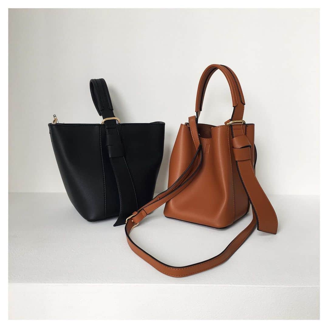 Techichiさんのインスタグラム写真 - (TechichiInstagram)「【New！】この秋からのセレクト melie biancoよりデイリーユースに使いやすいサイズ、デザインのバッグをご紹介。メリービアンコは厳選されたハイクオリティなビーガンレザーを使用したLAのブランドで、可愛らしいデザインが人気のブランドです。 . . 持つだけで洗練されたスタイルに格上げしてくれるワンハンドルバッグ。ブラックでシャープなスタイルに、キャメルでトレンド感あるブラウンコーデを盛り上げて。 . . #bag ¥9,800+tax（1812268） . .  Te chichi TERRASSE 、Lugnoncureも是非、ご覧ください。 @techichiterrasse  @lugnoncure . . #techichi #テチチ #techichiterrasse #テチチテラス #lugnoncure #ルノンキュール #2019aw #お仕事を楽しく #通勤スタイル #オンコーデ #オンスタイル #オフスタイル #休日コーデ #オフィスカジュアル #ootd #通勤バッグ #オンオフ兼用 #メリービアンコ」8月14日 18時08分 - techichi_official