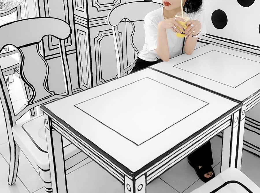 lve_xxxxのインスタグラム：「.﻿ .﻿ 渡韓🇰🇷で行きたかったcafe☕️ ﻿ ﻿ それ風なんが﻿ 新大久保に出来てた！笑 ﻿ ﻿ 延南洞のカフェとこちらは、﻿ 関係ないみたいです😅﻿ ﻿ 2D cafe﻿ ﻿ しかし映える写真は﻿ 撮れませんでしたとさ (無念) ←﻿ ﻿ ﻿ #2dcafe #2dcafeshinokubo ﻿ #shinokubo #2dカフェ﻿ #2dカフェ新大久保 #タピオカ」