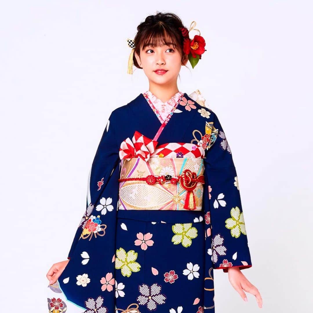 京都きもの友禅【公式】さんのインスタグラム写真 - (京都きもの友禅【公式】Instagram)「【クールな中にも暖かさがある💙】﻿ 紺色振袖でしなやかな雰囲気に🌟 ﻿ #花音  @kanon_1228 ﻿ ﻿ ﻿ ✨ ＼夏休みに振袖選び❣️／✨﻿ 人気のDiorコスメプレゼント💄 【振袖フェア開催中👘】 #京都きもの友禅 では﻿ 🎁親娘ペアでご予約来店のお客様にクリスチャンディオールのコスメをプレゼント開催中！﻿ ﻿ 京都きもの友禅では﻿ #ハタチは一生もの をコンセプトに﻿ 成人式のヘアメイク・着付け無料💅🏽﻿ 前撮り記念写真・着付け無料💖👘﻿ 卒業式での袴レンタル無料🎓﻿ and more... などなど、﻿ ﻿ 成人式前〜アフターサービスまで全力でサポート！！ ※対象条件がございますので、特設サイトをご覧ください。﻿ ﻿ アフターフォローや特典が盛りだくさんの振袖フェアの詳細は、 👉@kimono_yuzen  プロフィール欄からご覧いただけます。﻿ プレゼントは数に限りもございますので、お早目のご来店予約をお待ちしています😌！ ﻿ ﻿ ﻿ ＿＿＿＿＿＿＿＿＿＿＿＿＿＿＿＿＿＿＿＿＿＿＿＿＿﻿ #京都きもの友禅 #京都 #きもの #着物 #kimono #振袖 #振袖選び #振袖帯 #個性 #着物コーディネート  #振袖前撮り #着物コーデ #振袖コーデ #成人式2020#ふりそでーしょん#ハタチ #成人式前撮り #伝統美  #ハタチハタチハタチ #成人式 #着物レンタル #振袖着付け #振袖フェア #成人式振袖 #卒業式袴 #クール派 #しなやか #紺色振袖」8月14日 18時09分 - kimono_yuzen