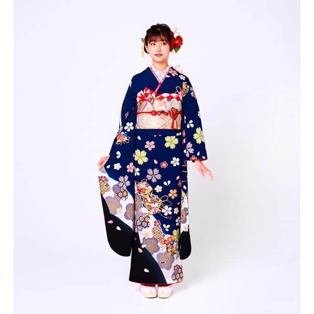京都きもの友禅【公式】さんのインスタグラム写真 - (京都きもの友禅【公式】Instagram)「【クールな中にも暖かさがある💙】﻿ 紺色振袖でしなやかな雰囲気に🌟 ﻿ #花音  @kanon_1228 ﻿ ﻿ ﻿ ✨ ＼夏休みに振袖選び❣️／✨﻿ 人気のDiorコスメプレゼント💄 【振袖フェア開催中👘】 #京都きもの友禅 では﻿ 🎁親娘ペアでご予約来店のお客様にクリスチャンディオールのコスメをプレゼント開催中！﻿ ﻿ 京都きもの友禅では﻿ #ハタチは一生もの をコンセプトに﻿ 成人式のヘアメイク・着付け無料💅🏽﻿ 前撮り記念写真・着付け無料💖👘﻿ 卒業式での袴レンタル無料🎓﻿ and more... などなど、﻿ ﻿ 成人式前〜アフターサービスまで全力でサポート！！ ※対象条件がございますので、特設サイトをご覧ください。﻿ ﻿ アフターフォローや特典が盛りだくさんの振袖フェアの詳細は、 👉@kimono_yuzen  プロフィール欄からご覧いただけます。﻿ プレゼントは数に限りもございますので、お早目のご来店予約をお待ちしています😌！ ﻿ ﻿ ﻿ ＿＿＿＿＿＿＿＿＿＿＿＿＿＿＿＿＿＿＿＿＿＿＿＿＿﻿ #京都きもの友禅 #京都 #きもの #着物 #kimono #振袖 #振袖選び #振袖帯 #個性 #着物コーディネート  #振袖前撮り #着物コーデ #振袖コーデ #成人式2020#ふりそでーしょん#ハタチ #成人式前撮り #伝統美  #ハタチハタチハタチ #成人式 #着物レンタル #振袖着付け #振袖フェア #成人式振袖 #卒業式袴 #クール派 #しなやか #紺色振袖」8月14日 18時09分 - kimono_yuzen