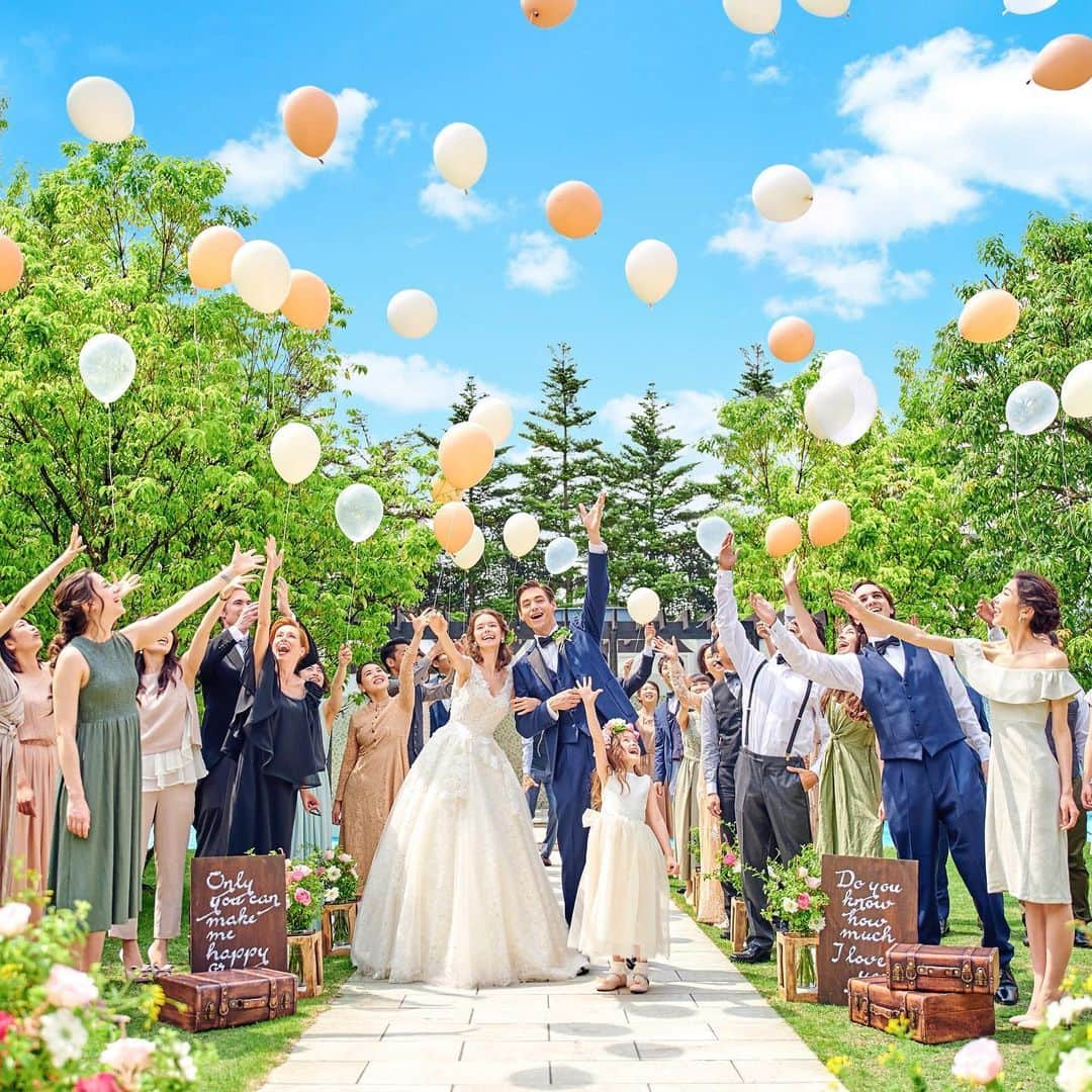 結婚式場ブランレヴュー宇都宮アクアテラスさんのインスタグラム写真 - (結婚式場ブランレヴュー宇都宮アクアテラスInstagram)「. バルーンリリース🎈♡ ゲストの皆さまと楽しめる時間☺︎ 空に向かって飛んでいく風船に 想いを込めて...＊ . 笑顔でいっぱいのお時間になります☺︎ . . #ブランレヴュー宇都宮アクアテラス  #ブランレヴュー #ブランレヴュー宇都宮  #卒花嫁 #プレ花嫁 #卒花レポ  #2019秋婚 #2019夏婚  #バルーンリリース#アフターセレモニー #フラワーシャワー#ガーデン #ガーデン挙式#ガーデンパーティー #お呼ばれコーデ#お呼ばれヘア #結婚式#結婚#wedding #ナチュラル婚#ナチュラルウエディング #ドレス#ウエディングドレス #タキシード#パーティーワンピ #卒花レポ #プレ花嫁さんと繋がりたい  #ゲスト参加型結婚式 #ばーじんろーど」8月14日 18時09分 - blancrevue_wedding