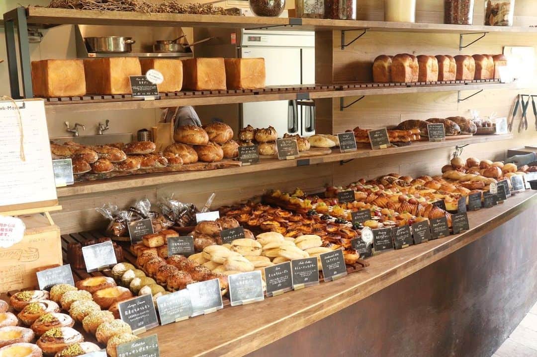 丘の上のパン屋 さんのインスタグラム写真 - (丘の上のパン屋 Instagram)「2019.08.14﻿ ﻿ 丘の上のパン屋です。﻿ ﻿ 今日も朝からたくさんのみなさまにご来店いただきました、誠にありがとうございます。﻿ ﻿ 丘パンは、朝8時から焼き立てパンを豊富にご用意しております。﻿ フルーツデニッシュ各種は9時頃、好評いただいてます食パンは9時半、13時から14時の2回焼き上がります。ハード系パンは11時半から続々と焼き上がりますので、こちらもぜひよろしくお願いします。﻿ ﻿ ﻿ 明日も、たくさんの焼き立てパンをご用意しておりますのでよろしくお願いします﻿ ﻿ ﻿ −−−−−−−−−﻿ ﻿ 💬 マイバックのご持参ください﻿ ﻿ 19年8月から、レジ袋が1枚5円となります。﻿ ぜひマイバックのご持参お待ちしております。﻿ ゴミ削減にご協力お願い致します。﻿ ﻿ −−−−−−−−−﻿ ﻿ 💬 スタッフ募集中です﻿ ﻿ 新たに一緒に働いてくれる仲間を募集しております。﻿ ﻿ 応募方法は郵送となります。﻿ 詳細はサイトをご確認ください。﻿ ﻿ −−−−−−−−−﻿ ﻿ 💬 ご予約について﻿ ﻿ ●予約可能商品﻿ ・食パン ﻿ ・カンパーニュ﻿ ・バゲット﻿ ・エッグタルト﻿ ﻿ ※グルテンフリー米粉パン(プレーン、大納言)﻿ ※低糖質ふすまパン(3本から)﻿ ※一升パン﻿ (※は木、金のお渡しになります)﻿ ﻿ 📞 045-530-9683（クロワッサン🥐）﻿ ﻿ −−−−−−−−−﻿ ﻿ 🛒 オンラインショップ﻿ ﻿ グルテンフリーの米粉食パンの﻿ 通販を行っております。﻿ サイトからご確認ください。﻿ ﻿ −−−−−−−−−﻿ ﻿ 🏷﻿ #丘の上のパン屋 #横浜 #青葉区 #たまプラーザ #ベーカリーカフェ #パン屋 #パン #パン屋さん #横浜パン屋 #🍞 #焼き立てパン #上白糖不使用 #美しが丘 #美しが丘西 #田園都市線 #天然酵母 #国産小麦 #baguette #bakery #boulangerie #boulanger #yokohama#instabread #instafood #pane #sourdough #naturalyeast﻿ ﻿ ﻿」8月14日 18時10分 - okanouenopanya