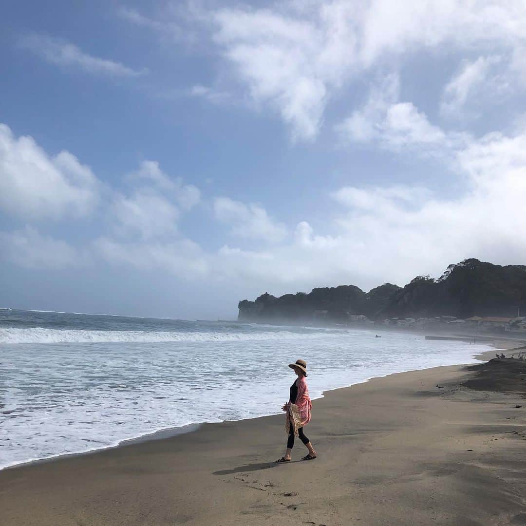木本泉さんのインスタグラム写真 - (木本泉Instagram)「-﻿ 波がかなりあるので、海では泳げないけど﻿ 海辺をお散歩🚶‍♀️🚶‍♀ 海が広くて、人が小さく見えます🌊﻿ ﻿ #海#勝浦#夏#夏休み」8月14日 18時12分 - izumikimoto