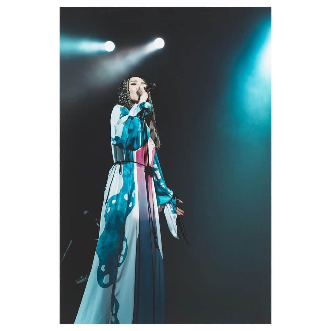 フィオナ・シットさんのインスタグラム写真 - (フィオナ・シットInstagram)「In a dreamland with this dress  @lanvinofficial @reutercommunications @stuartweitzman  #DJF #JOOXLIVE #ontherocks #jooxhk  #薛凱琪 #fionasit」8月14日 18時12分 - physit