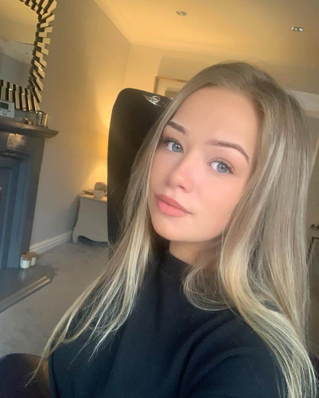 コニー・タルボットのインスタグラム：「About the 10th million selfie to be posted on @instagram today...」