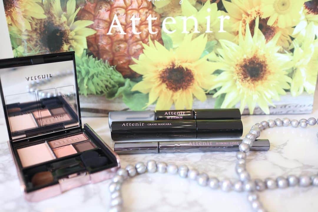 リナのインスタグラム：「🌻ESSE meets Attenir🌻 . アテニアといえば 高品質なのに、低価格❗️ 保湿力抜群なスキンケア製品がとても有名ですよね☆ . そんなアテニアから コスメとパンプス が発売されていることをご存知でしたか？ ................................................. ✔︎リフトディファインアイズ 全5色 ¥2,700 税込 リフトアップカラー を中心とした4色のパレット☆ . ✔︎水墨ライナー 全1色 ¥1,620 税込 水墨で濃淡を仕込むという新発想で瞳を自然に強調☆ . ✔︎クレーンマスカラ 全2色 ¥1,620 税込 ビューラーいらずの「カールアップ設計」☆ . ✔︎3Dアイブロウ 全2色 ¥1,836 税込 密着した時により“落ちない眉”を実現☆ ................................................ どのコスメもオトナ女性の悩みを 見事にカバーしていて、嬉しいアイテムばかり😄 . しかも、スキンケアと一緒で 使い心地がいいのに 低価格！！！ . 色んなカラーやアイテムを 試したくても 一個一個の価格がお高いと なかなか手が出ないですもんね！ . アイシャドウはかなり気に入ったので、 色違いで購入しようと思います☆ . --------------------- 続いては、 Attenir とリーガルから発売されている #端麗コンフォートパンプス 🥿 . 長年日本人の足を包み込んで来た 老舗シューズメーカー 株式会社リーガルコーポレーショとのコラボ☆ . 端麗コンフォートパンプスは、 すでに1万足が売れている大人気パンプス❤︎ . 私は、人気のため追加生産された 限定色のネイビーを履いています☆ . 緻密に計算されたヒールの位置のため、 走ってもグラグラせず、 背筋を伸ばしたまましっかりと踏みこめる！ . 5.5センチヒールってところも 普段ばきしやすくて嬉しいです☆ . 上品なスエード素材なので、 しっかりとお手入れして 長く履きたいと思います！ ................................................ #アテニア #attenir #アテニアパンプス #アテニアコレクション #端麗コンフォートパンプス #パンプス #パンプスコーデ #newcosmetics #おとな女子 #makeup」