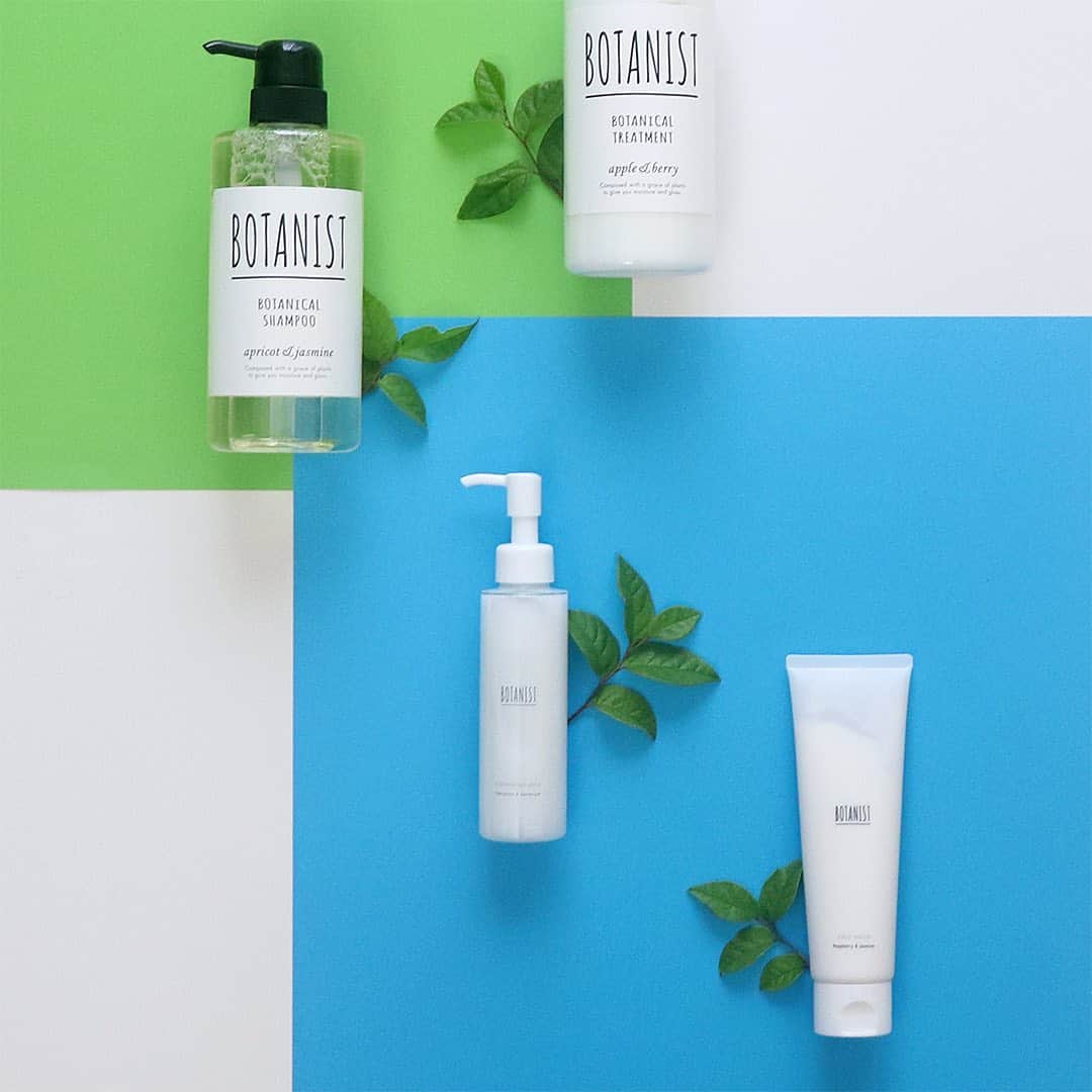 のインスタグラム：「BOTANIST × スキンケア だからこそできること。 ⠀⠀ 1. ボタニカルクッションタッチ処方 植物性やわらか繊維構造がメイクや汚れを絡めてしっかりオフ＆少ない摩擦でやさしく洗える ⠀⠀ 2. ボタニカルメソッド成分配合 植物の部位「葉・花・実・種・根」が持つそれぞれの力に着目。各部位から抽出した独自ブレンドの植物由来成分で、洗いながら潤いのあるもっちり肌へ。 ⠀⠀ BOTANIST独自の香りに癒されながら、キメ細かい肌を作っていこう✨ ⠀⠀ BOTANIST x Skin Care - Cause we can. ⠀⠀ 1.Botanical Cushion Touch Made by plant-based soft fiber components that gently remove your make-up and other impurities with less friction. ⠀⠀ 2.Botanical Method Ingredients Focusing on the secret power hidden in different parts of plants such as "leaves, flowers, fruits, seeds, roots". This unique blend of plant-derived ingredients is extracted from each part to provide maximum moisture while cleansing. ⠀⠀ Get onto the road to beautiful skin with the unique scent of BOTANIST. ⠀⠀ #BOTANIST #ボタニスト #botanisttokyo #ボタニストトウキョウ ⠀⠀ 🗼@botanist_tokyo 🌍@botanist_global 🇨🇳@botanist_chinese 🇰🇷@botanist_korea」