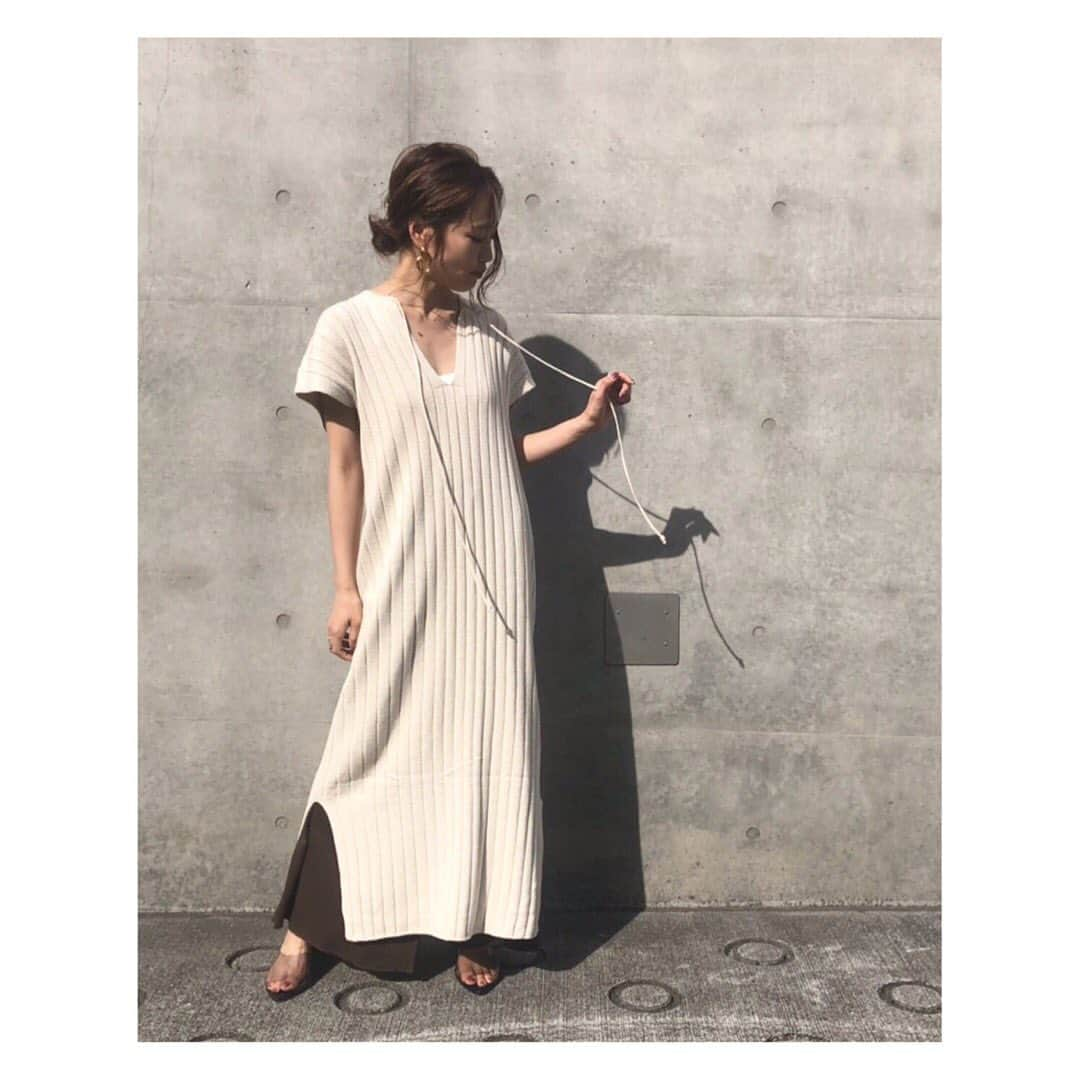 ETRÉ TOKYO ストアさんのインスタグラム写真 - (ETRÉ TOKYO ストアInstagram)「@etretokyo﻿ ﻿ Staff：ルミネ新宿﻿ Sakiko154cm【 @sakiko_0113 】 ﻿ ﻿ 《NEW ARRIVAL 》﻿ ﻿ ONLINE STORE  8/15〜﻿ ルミネ 新宿店  8/16〜﻿ ルクア 大阪店  先行販売中﻿ ﻿ #コットンリネンワイドリブワンピース ﻿ ￥19,000 + TAX﻿ 着用 : BEIGE﻿ ﻿ #カットイージーパンツ﻿ ￥11,000 + TAX﻿ 着用：BROWN﻿ ﻿ ﻿ 太めのリブが表情感のあるワンピース。﻿ 襟元の紐はあえて結ばないスタイルが旬に見せてくれます。大ぶりのピアスやボトムスのレイヤードでカジュアルすぎずバランスよくお召し頂けます。﻿ ﻿ #etretokyo#etre#fashion#ootd#outfit#coordinate#mineby3mootd#casual#etretokyoshinjuku #etretokyoosaka﻿ #エトレ#エトレトウキョウ#コーディネート #ワンピース#シンプル#シンプルコーデ#コットン #大人コーデ#大人カジュアル #LUCUA#ルミネ新宿」8月14日 18時24分 - etretokyo_store