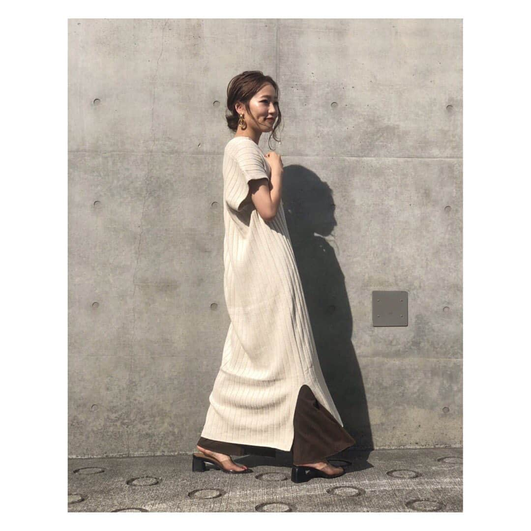 ETRÉ TOKYO ストアさんのインスタグラム写真 - (ETRÉ TOKYO ストアInstagram)「@etretokyo﻿ ﻿ Staff：ルミネ新宿﻿ Sakiko154cm【 @sakiko_0113 】 ﻿ ﻿ 《NEW ARRIVAL 》﻿ ﻿ ONLINE STORE  8/15〜﻿ ルミネ 新宿店  8/16〜﻿ ルクア 大阪店  先行販売中﻿ ﻿ #コットンリネンワイドリブワンピース ﻿ ￥19,000 + TAX﻿ 着用 : BEIGE﻿ ﻿ #カットイージーパンツ﻿ ￥11,000 + TAX﻿ 着用：BROWN﻿ ﻿ ﻿ 太めのリブが表情感のあるワンピース。﻿ 襟元の紐はあえて結ばないスタイルが旬に見せてくれます。大ぶりのピアスやボトムスのレイヤードでカジュアルすぎずバランスよくお召し頂けます。﻿ ﻿ #etretokyo#etre#fashion#ootd#outfit#coordinate#mineby3mootd#casual#etretokyoshinjuku #etretokyoosaka﻿ #エトレ#エトレトウキョウ#コーディネート #ワンピース#シンプル#シンプルコーデ#コットン #大人コーデ#大人カジュアル #LUCUA#ルミネ新宿」8月14日 18時24分 - etretokyo_store