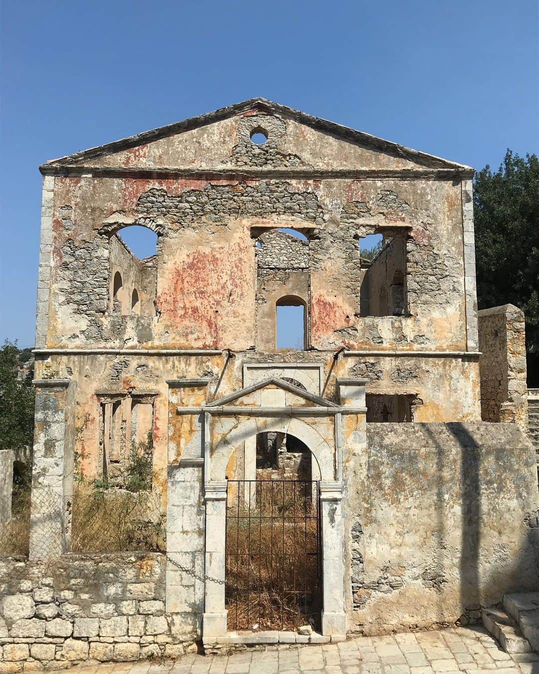 アレクシマビーユのインスタグラム：「Timeless beauty #symi #ruins #palladio #architecture #timeless #beauty #sunshine #bluesky #vacations #balade #sunkiss」