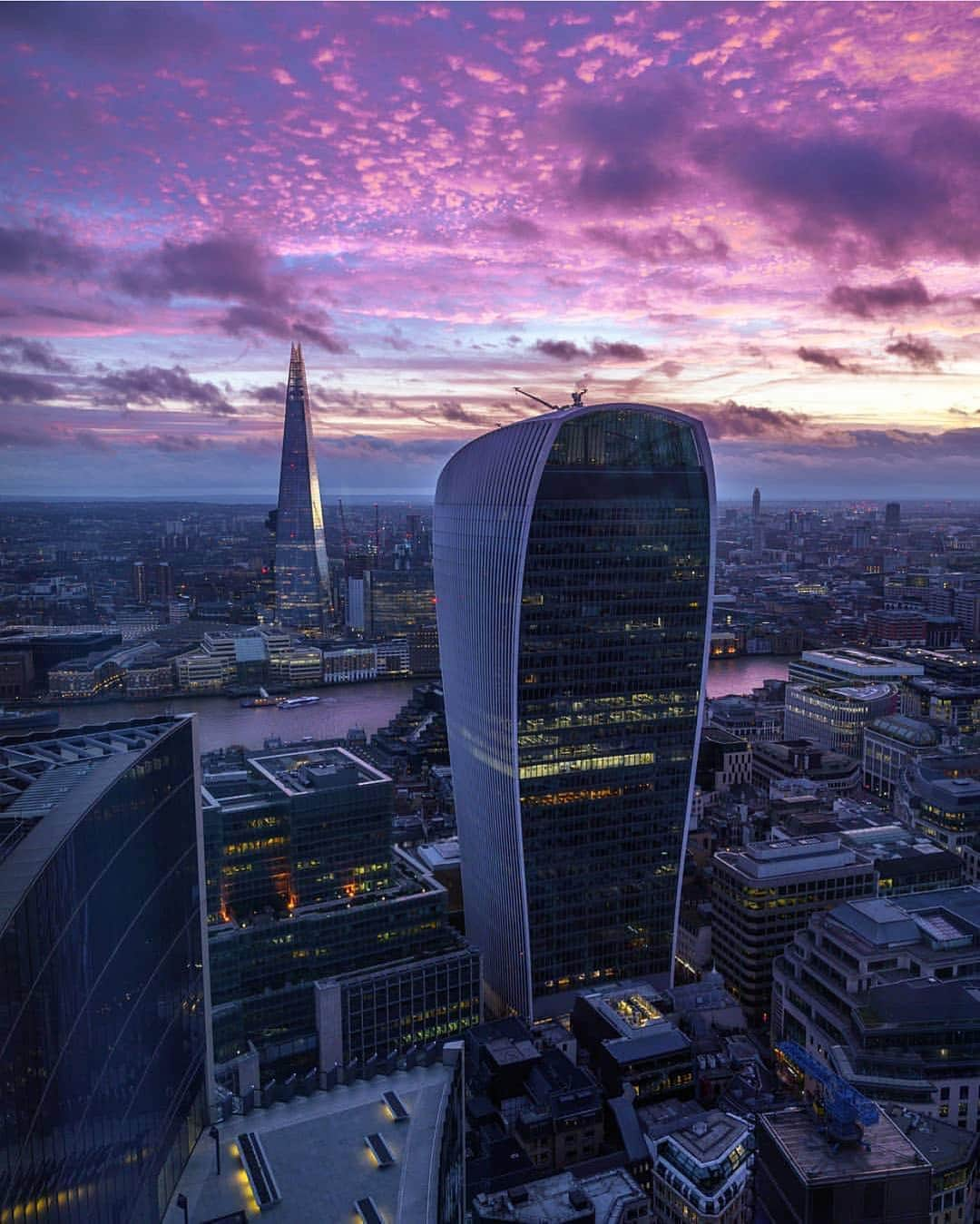 @LONDON | TAG #THISISLONDONさんのインスタグラム写真 - (@LONDON | TAG #THISISLONDONInstagram)「💗💜 It’s time for some colour! 💜💗Stunning sunset courtesy of @chrisjdalton with views over the #WalkieTalkie and #Shard. Perfect pick-me-up on a grey day! 🙏🏼 // #thisislondon #londonlife #london」8月14日 18時35分 - london