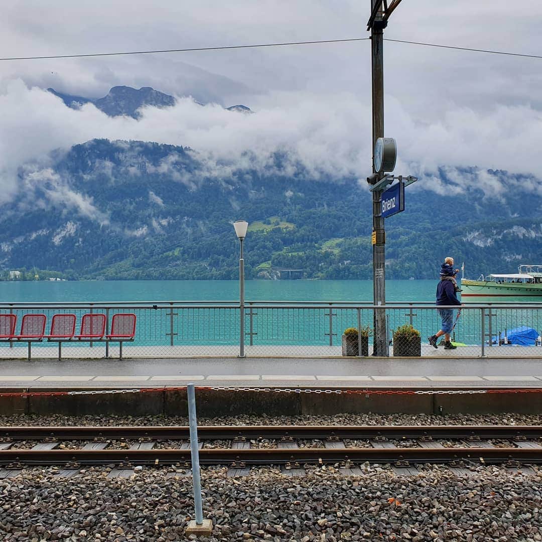 カン・ソラのインスタグラム：「#브리엔츠호수 #Brienz #LakeBrienz」