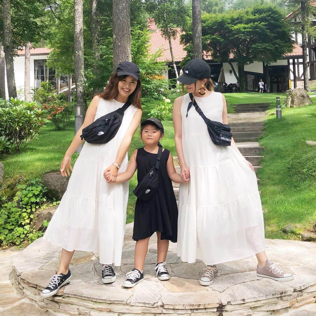 manamisotayutaさんのインスタグラム写真 - (manamisotayutaInstagram)「#お盆休み ❤︎ 一時帰国中の @rococo39  ちゃんfamilyと#蓼科 へ行ってきたよー❤️ #蓼科東急リゾート  はホテルやアスレチックなどのアクティビティもたくさんあって、ほんと素敵なところ❤️ 今日も#ニジマス 掴み取り🐟❤︎ 焼きたてニジマス最高❤️ アスレチックはほんと本格的で、高いところ好きなパパもめちゃくちゃ楽しかったみたい😁 6歳の娘も楽しめるキッズコースもあったよー♪ 1日たーっぷり楽しめた❤️ ココちゃんfamilyとも仲良くなれたし❤️ 来年も行きたいなぁ♪ ＊ ＊  #コーデ ❤︎ ココちゃんと @uniqlo  #ティアードワンピース  で高原に合うコーデ❤︎ 娘と合わせて#モノトーン リンク❤︎❤︎❤👭👭 ＊ ＊ #信州#高原#リゾート #リンクコーデ#ふたごコーデ #trip#日帰り旅行 #リゾートコーデ #カベジョ#gw_mag #アラフォーコーデ #夏休み#キャップコーデ#northface  #タビジョ#女子旅 #ママコーデ  #mamagirl #プチプラコーデ  #mineby3mootd#uniqlo  #ママタビジョ#summervacation」8月14日 18時46分 - manamisotayuta