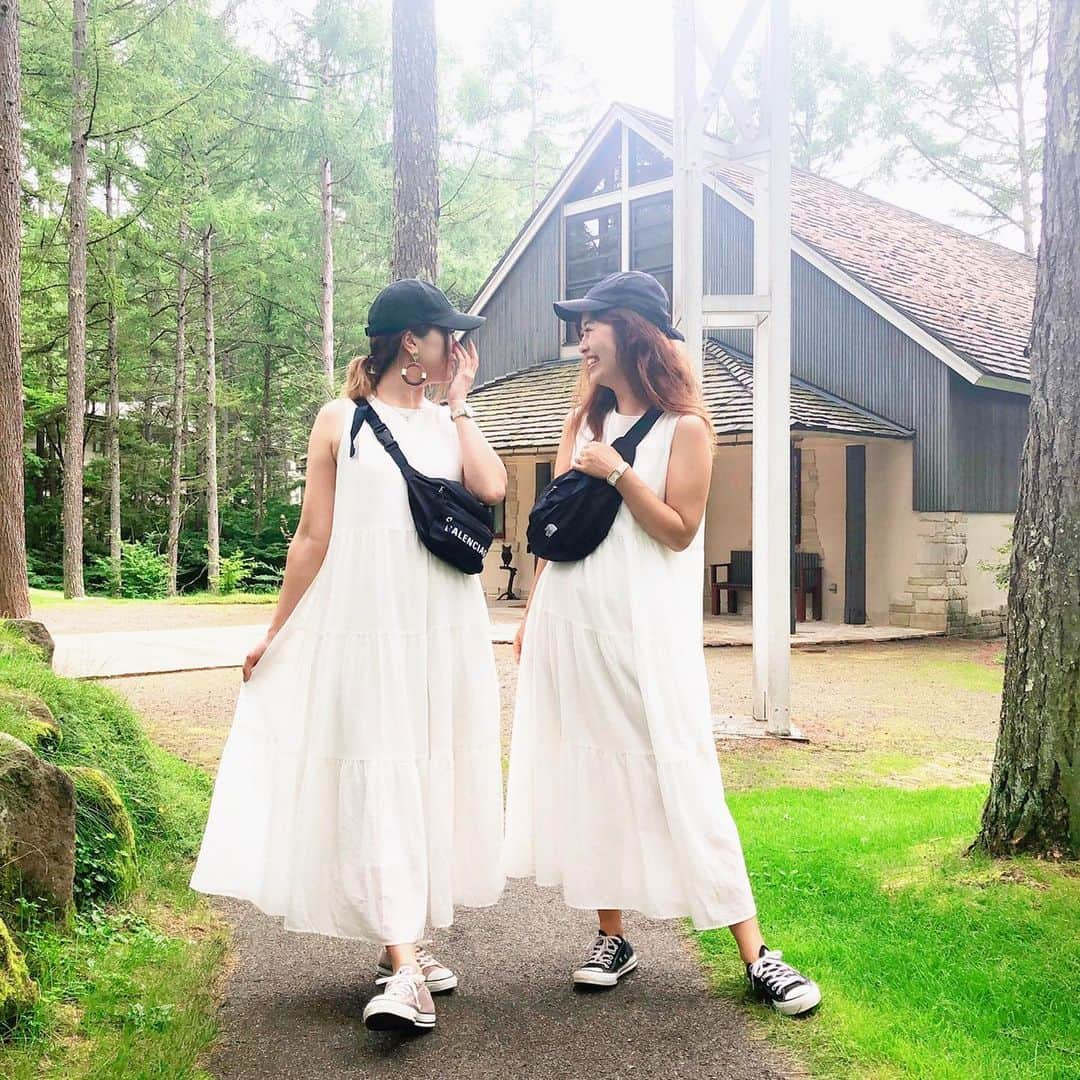 manamisotayutaさんのインスタグラム写真 - (manamisotayutaInstagram)「#お盆休み ❤︎ 一時帰国中の @rococo39  ちゃんfamilyと#蓼科 へ行ってきたよー❤️ #蓼科東急リゾート  はホテルやアスレチックなどのアクティビティもたくさんあって、ほんと素敵なところ❤️ 今日も#ニジマス 掴み取り🐟❤︎ 焼きたてニジマス最高❤️ アスレチックはほんと本格的で、高いところ好きなパパもめちゃくちゃ楽しかったみたい😁 6歳の娘も楽しめるキッズコースもあったよー♪ 1日たーっぷり楽しめた❤️ ココちゃんfamilyとも仲良くなれたし❤️ 来年も行きたいなぁ♪ ＊ ＊  #コーデ ❤︎ ココちゃんと @uniqlo  #ティアードワンピース  で高原に合うコーデ❤︎ 娘と合わせて#モノトーン リンク❤︎❤︎❤👭👭 ＊ ＊ #信州#高原#リゾート #リンクコーデ#ふたごコーデ #trip#日帰り旅行 #リゾートコーデ #カベジョ#gw_mag #アラフォーコーデ #夏休み#キャップコーデ#northface  #タビジョ#女子旅 #ママコーデ  #mamagirl #プチプラコーデ  #mineby3mootd#uniqlo  #ママタビジョ#summervacation」8月14日 18時46分 - manamisotayuta