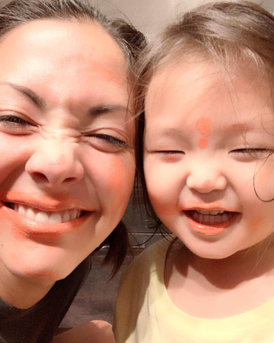 土屋アンナさんのインスタグラム写真 - (土屋アンナInstagram)「女の子はママのやる事をちゃんと見てます🤩💕 口紅💄でママに塗り塗り💄 塗り💄塗り💄 ……そこ目 …そこ鼻の中 … はいっ🤪✨出来上がりっ」8月14日 18時41分 - annatsuchiya0311