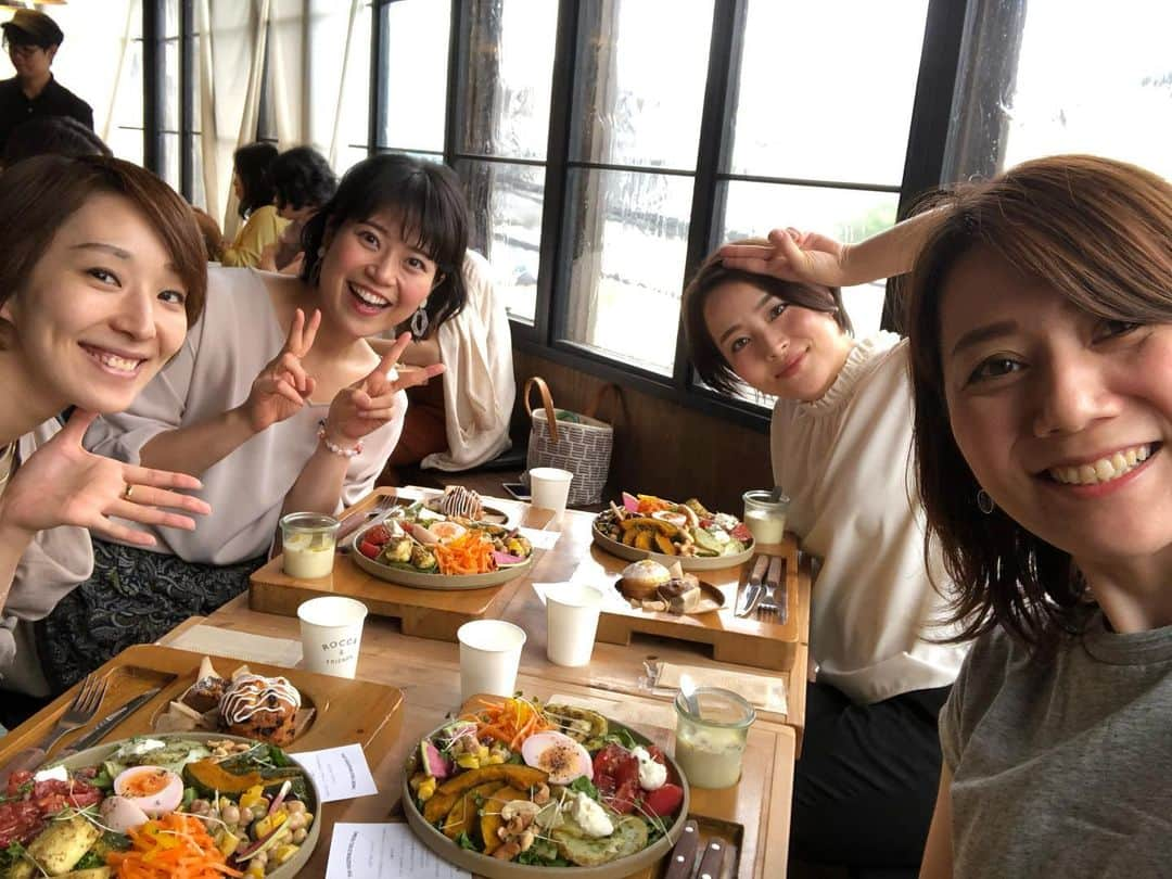 央雅光希さんのインスタグラム写真 - (央雅光希Instagram)「つい先日も会ったけど、今日も同期とお茶😆 こうして気軽に誘える仲間が居るのはとても嬉しいです❤️ 私のオススメのお店で、お野菜たっぷりのデリボウルを頂きました✨ボウルいっぱいにいろんな味付けのお野菜モリモリで、ちょんとプチデザートもついてて、女子は絶対好きなやつ。 あー、たのし。 #roccaandfriends #ベジタブルデリボウル #高槻 #同期 #91期 #あっきー #澄輝さやと #さぶてぃん #有瀬そう #雛月乙葉」8月14日 18時55分 - tatatata_ayk