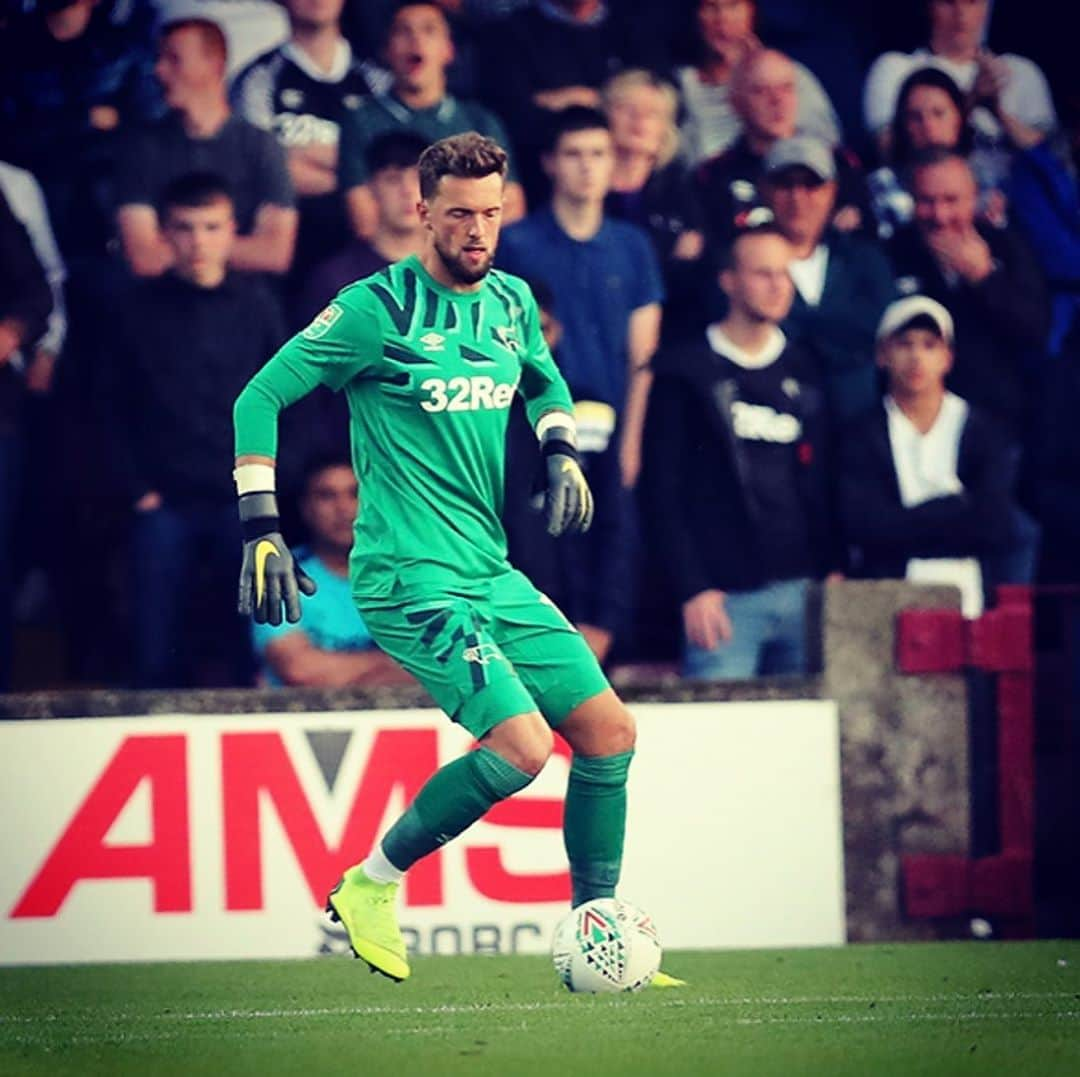 ベン・ヘイマーのインスタグラム：「Nice Debut win and clean sheet. On to the next round! 🐏👌🏻」