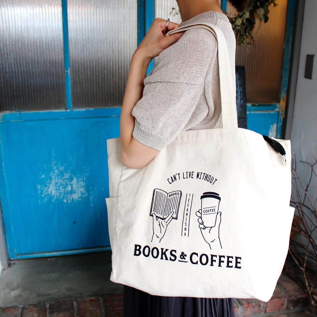 手紙社さんのインスタグラム写真 - (手紙社Instagram)「【本とコーヒーtegamisha】﻿ 8/26まで渋谷ロフトにて開催中の「本屋の雑貨展」に本とコーヒーtegamishaが参加しています。本イベントの発案者である移動式本屋・BOOK TRUCKさんの声がけに集まったのは、以下全国18の書店＆ブランド！　これら書店が手がけたオリジナルプロダクトがずらりと並ぶ貴重な機会です。﻿ ﻿ 本とコーヒーtegamishaからは、イラストレーター・YUNOSUKEさんによるチャック付きのトートバッグをご用意。本を手放せない方のために、文庫サイズぴったりの内ポケットがついています。そのほか手紙社出版の絵本『めがねこ』（柴田ケイコ）から飛び出した、文具やハンカチなどのアイテムも。ぜひお立ち寄りください…！　﻿ ﻿ #手紙社 #手紙舎 #本とコーヒーtegamisha #手紙社 #本屋の雑貨展 #YUNOSUKE #めがねこ #柴田ケイコ @yunosk @keikoshibataillust﻿ ﻿ <本屋の雑貨展参加店>﻿ #往来堂書店 #ON READING #COWBOOKS #恵文社一乗寺店 #SUNNYBOYBOOKS #栞日 #SNOWSHOVELING #誠光社 #NABO #本屋B&B #BOOKNERD #PAPERSKYSTORE #本とコーヒーtegamisha #ポポタム #REBELBOOKS #アークトレーディング #BIBLIOPHILIC #BOOKSELLERSCLOTHINGissue　@book_truck」8月14日 18時50分 - tegamisha