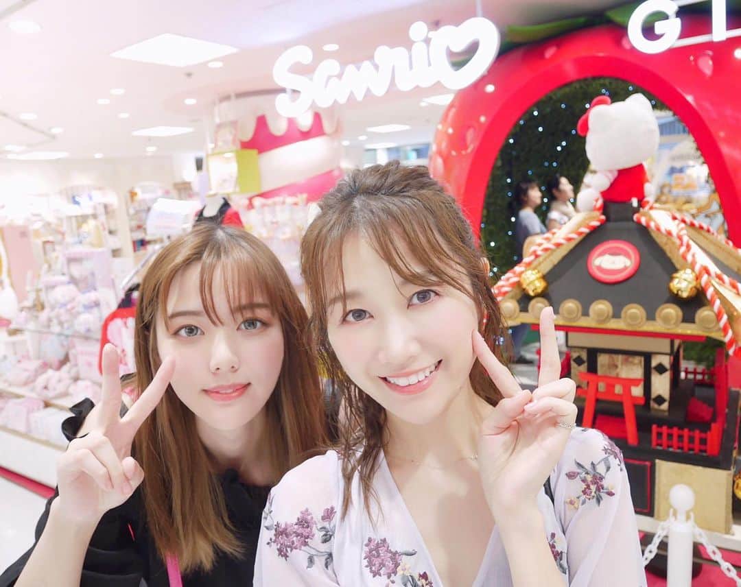 のインスタグラム：「. 日本のAmazonを２人で見ていて、 キティーちゃんのチェキを発見した事がきっかけで、 欲しい✊🏻✊🏻ってことで  世界一の品揃え、世界最大級のサンリオフラッグショップをご案内してみた✌🏻 . お目当の商品はあったけど、 前日に電気屋さん巡りをして普通のチェキを買ってしまったので、断念😭 . その後 シナモンが好きらしく、グッズを選んだりして🐶 . とにかく 喜んでくれて良かったです☺️😂 . . 因みに 私はグッズはキキララがツボですが(何情報) キティーちゃんに会ってから キティーちゃん推しです(会いたい、お喋りしたい)  ２枚目は２人で謎の遊び中...笑 . #サンリオ #sanrio #hellokitty #japan #tokyo #海外旅行 #旅行」