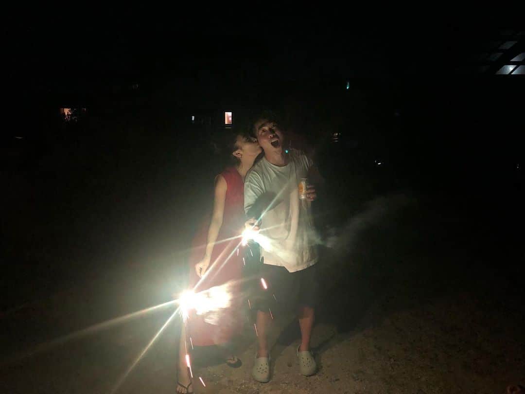 近藤千尋のインスタグラム：「実家の庭で花火🎆✨ 一瞬だったけど 大阪帰りのひーぼぉくんも👫 一緒に帰りました🚅❤️ 実家の周りは田んぼだらけだけど いつ帰っても落ち着くパワースポット🍃 沢山リフレッシュ出来たから また東京でお仕事頑張ろう💓‼️ そして、 台風💨皆さん気を付けてください🙇‍♀️ #花火 #岡山 #お盆休み」
