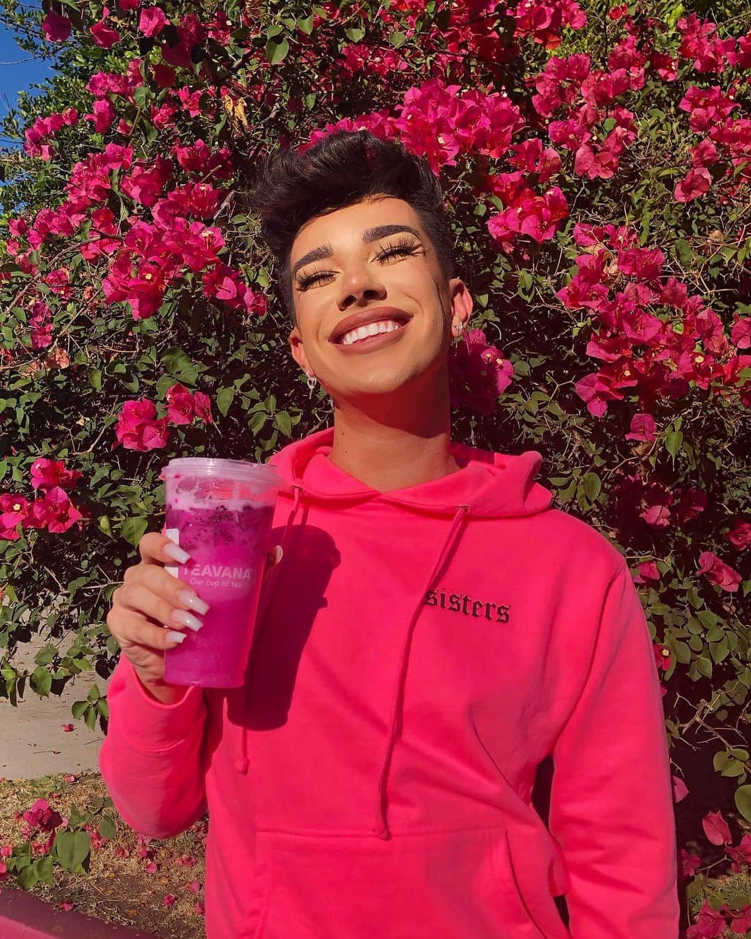 ジェームス・チャールズさんのインスタグラム写真 - (ジェームス・チャールズInstagram)「SURPRISE SISTERS 💞 @sistersapparel limited edition neon hoodies launching on Friday!!! 👀 This is our neon pink, and I’ll announce our other color tomorrow 🌺 any guesses?!」8月14日 9時58分 - jamescharles