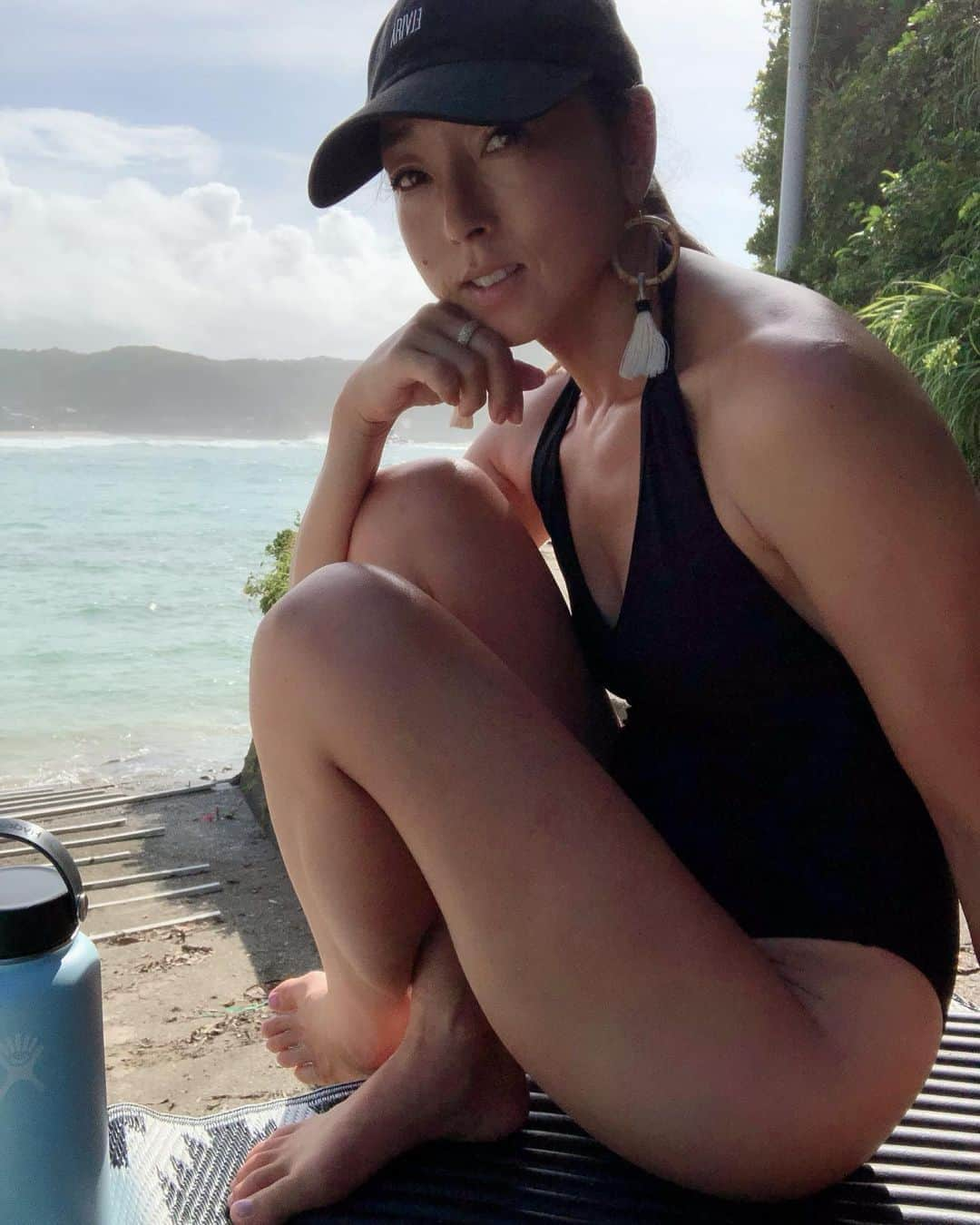 岡部亜紀のインスタグラム：「海水浴💙 hyderoの中身は、ハイボール🤫」