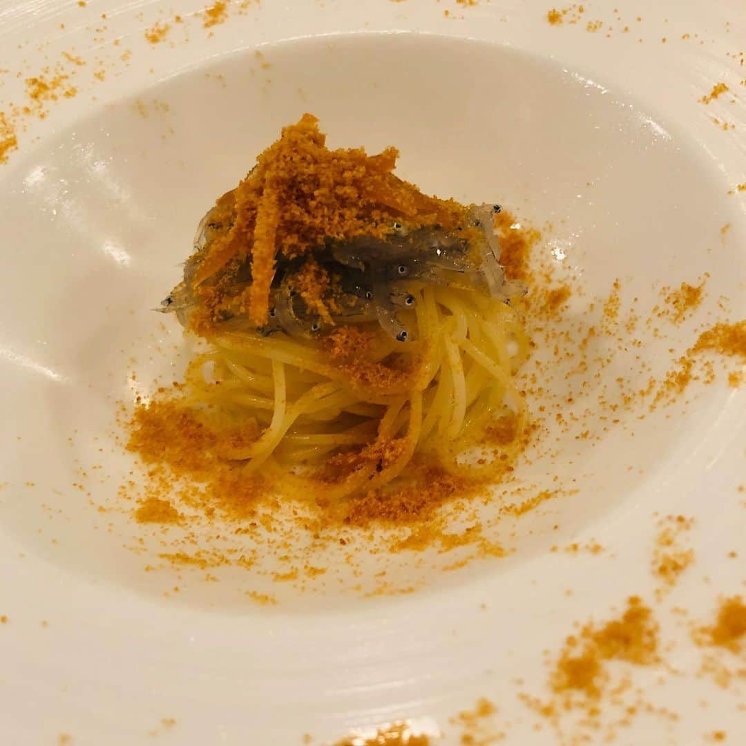 のインスタグラム：「弟夫婦とヴィノヒラタへ。 冷製生しらすとカラスミのカッペリーニが最高でした♡  暑い時期だけに限らず、 カッペリーニ好きの私は この時期は特にフルーツ系のカッペリーニが恋しいです。  最近外食ばかりで全然料理作ってなかったので、体のためにもまた料理再開します🙋‍♀️‼️」