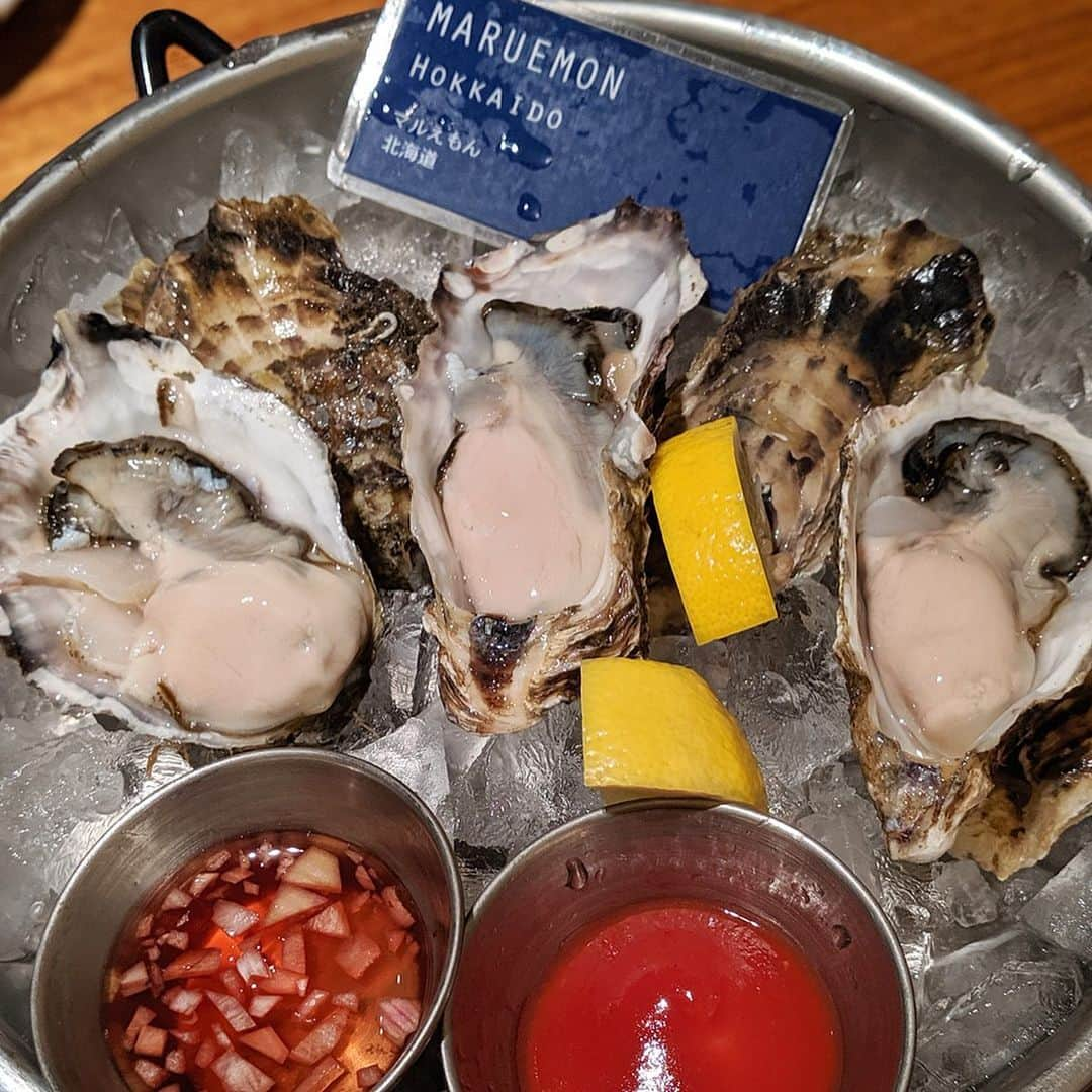 大見さなえさんのインスタグラム写真 - (大見さなえInstagram)「生牡蠣、タラバガニ😍😍﻿ ミッドタウン日比谷『BOSTON OYSTER＆CRAB』﻿ ﻿ シーフードプラッターは﻿ オイスター6個﻿ 南タラバガニ　約100g﻿ ストーンクラブ　1尾﻿ ミルキークラブ　約100g のセット🦐﻿ 単品の生牡蠣だと日本だけではなく﻿ アメリカの生牡蠣もあります(*´꒳`*)🇺🇸﻿ ﻿ ミッドタウン日比谷で映画見終わった後にふらっと入っただったけど﻿ 提供されるスピードも早くて美味しい🤤💓💓﻿ 開放感あり、お買い物ついでにも寄りやすいお店！﻿ ﻿ #生牡蠣 #カキ #牡蠣 #かき #oyster #クラブ﻿ #ストーンクラブ #ミルキークラブ #タラバガニ﻿ #カニ #蟹 #かに #海鮮 #めぐログ_日比谷﻿ #ミッドタウン日比谷 #日比谷グルメ﻿ #ボストンオイスターアンドクラブ #crab﻿ #bostonoysterandcrab #pixelで撮影 #有楽町 #有楽町グルメ」8月14日 10時03分 - tabe_megumi