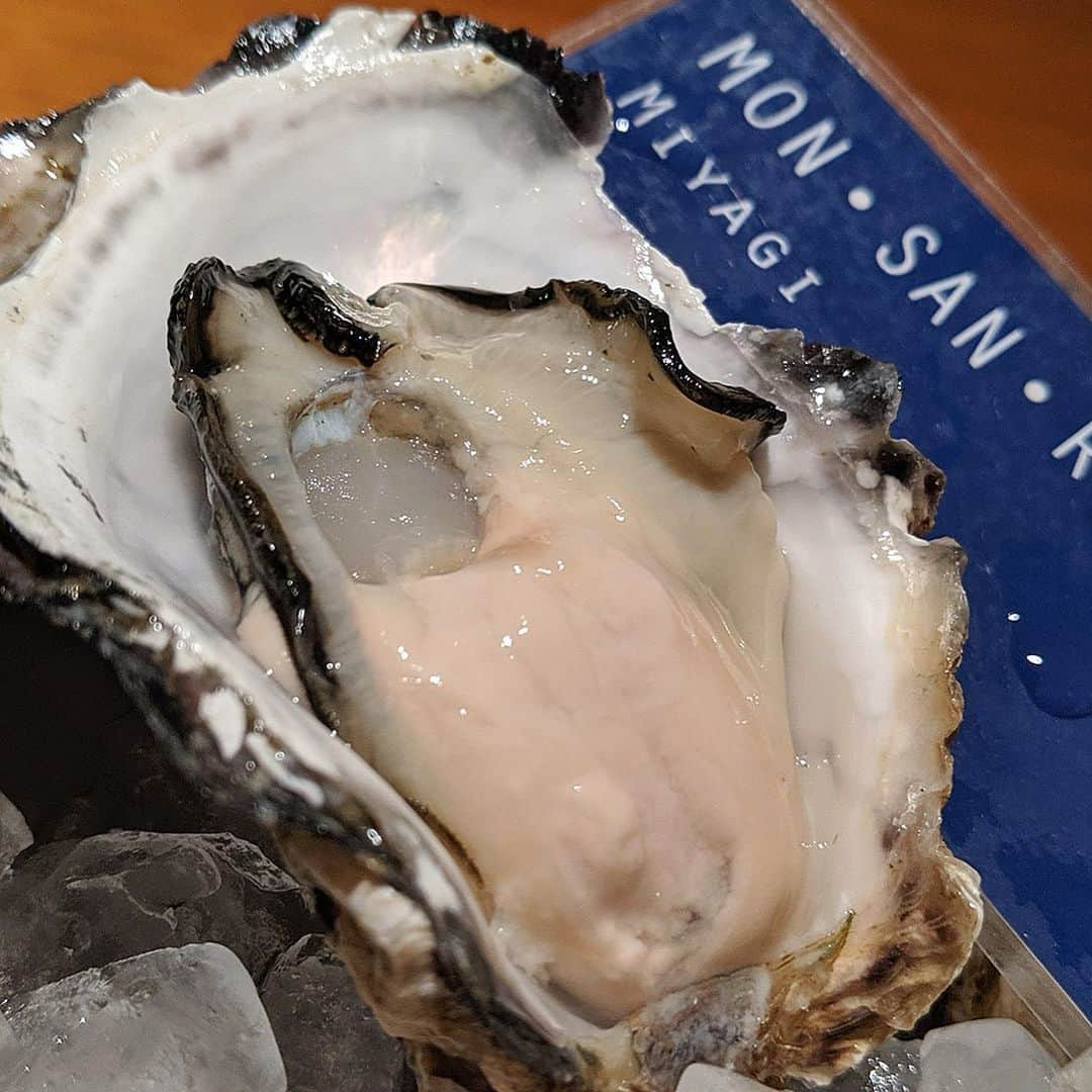 大見さなえさんのインスタグラム写真 - (大見さなえInstagram)「生牡蠣、タラバガニ😍😍﻿ ミッドタウン日比谷『BOSTON OYSTER＆CRAB』﻿ ﻿ シーフードプラッターは﻿ オイスター6個﻿ 南タラバガニ　約100g﻿ ストーンクラブ　1尾﻿ ミルキークラブ　約100g のセット🦐﻿ 単品の生牡蠣だと日本だけではなく﻿ アメリカの生牡蠣もあります(*´꒳`*)🇺🇸﻿ ﻿ ミッドタウン日比谷で映画見終わった後にふらっと入っただったけど﻿ 提供されるスピードも早くて美味しい🤤💓💓﻿ 開放感あり、お買い物ついでにも寄りやすいお店！﻿ ﻿ #生牡蠣 #カキ #牡蠣 #かき #oyster #クラブ﻿ #ストーンクラブ #ミルキークラブ #タラバガニ﻿ #カニ #蟹 #かに #海鮮 #めぐログ_日比谷﻿ #ミッドタウン日比谷 #日比谷グルメ﻿ #ボストンオイスターアンドクラブ #crab﻿ #bostonoysterandcrab #pixelで撮影 #有楽町 #有楽町グルメ」8月14日 10時03分 - tabe_megumi