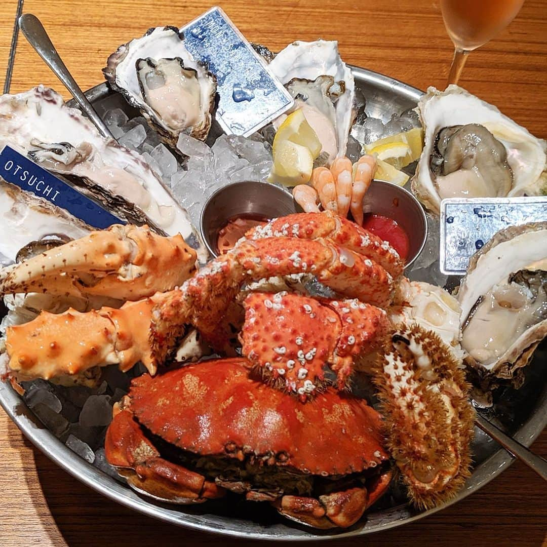 大見さなえさんのインスタグラム写真 - (大見さなえInstagram)「生牡蠣、タラバガニ😍😍﻿ ミッドタウン日比谷『BOSTON OYSTER＆CRAB』﻿ ﻿ シーフードプラッターは﻿ オイスター6個﻿ 南タラバガニ　約100g﻿ ストーンクラブ　1尾﻿ ミルキークラブ　約100g のセット🦐﻿ 単品の生牡蠣だと日本だけではなく﻿ アメリカの生牡蠣もあります(*´꒳`*)🇺🇸﻿ ﻿ ミッドタウン日比谷で映画見終わった後にふらっと入っただったけど﻿ 提供されるスピードも早くて美味しい🤤💓💓﻿ 開放感あり、お買い物ついでにも寄りやすいお店！﻿ ﻿ #生牡蠣 #カキ #牡蠣 #かき #oyster #クラブ﻿ #ストーンクラブ #ミルキークラブ #タラバガニ﻿ #カニ #蟹 #かに #海鮮 #めぐログ_日比谷﻿ #ミッドタウン日比谷 #日比谷グルメ﻿ #ボストンオイスターアンドクラブ #crab﻿ #bostonoysterandcrab #pixelで撮影 #有楽町 #有楽町グルメ」8月14日 10時03分 - tabe_megumi