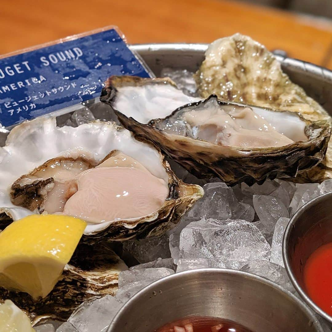 大見さなえさんのインスタグラム写真 - (大見さなえInstagram)「生牡蠣、タラバガニ😍😍﻿ ミッドタウン日比谷『BOSTON OYSTER＆CRAB』﻿ ﻿ シーフードプラッターは﻿ オイスター6個﻿ 南タラバガニ　約100g﻿ ストーンクラブ　1尾﻿ ミルキークラブ　約100g のセット🦐﻿ 単品の生牡蠣だと日本だけではなく﻿ アメリカの生牡蠣もあります(*´꒳`*)🇺🇸﻿ ﻿ ミッドタウン日比谷で映画見終わった後にふらっと入っただったけど﻿ 提供されるスピードも早くて美味しい🤤💓💓﻿ 開放感あり、お買い物ついでにも寄りやすいお店！﻿ ﻿ #生牡蠣 #カキ #牡蠣 #かき #oyster #クラブ﻿ #ストーンクラブ #ミルキークラブ #タラバガニ﻿ #カニ #蟹 #かに #海鮮 #めぐログ_日比谷﻿ #ミッドタウン日比谷 #日比谷グルメ﻿ #ボストンオイスターアンドクラブ #crab﻿ #bostonoysterandcrab #pixelで撮影 #有楽町 #有楽町グルメ」8月14日 10時03分 - tabe_megumi