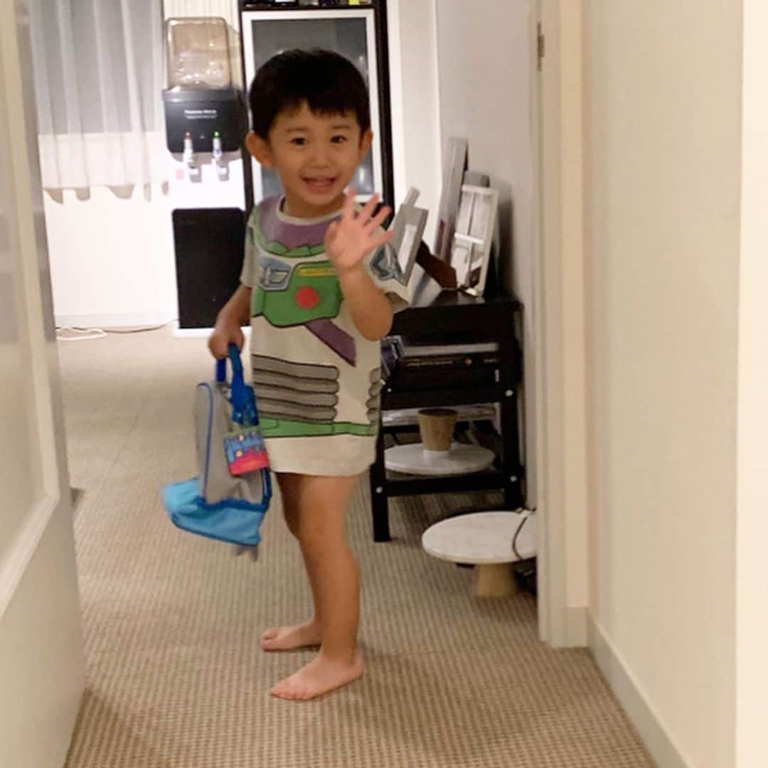 神山まりあさんのインスタグラム写真 - (神山まりあInstagram)「おかえりディンディン😭❤️ クラスのお友達と、はじめての学校のsummer camp✨ 元気にニコニコ帰ってきました😭😭😭 沢山お土産話ができるようになって、ママ感動。  泣きそうなのを隠して半泣き笑いで帰ってきた姿がなんとも愛おしい。帰宅後はパンツ一丁でリュックを背負い、またsummer camp行ってくると強がるあたり、男の子だなぁと感じるのでした😂🙌 おかえり❤️❤️❤️ #mom #son #love #summercamp #はじめての合宿 #先生達には頭が上がりません #息子の面倒を見てくれて感謝 #沢山の経験をさせてくれて感謝 #パパママに夏休みをくれて感謝 #ここポイント☝️」8月14日 10時05分 - mariakamiyama
