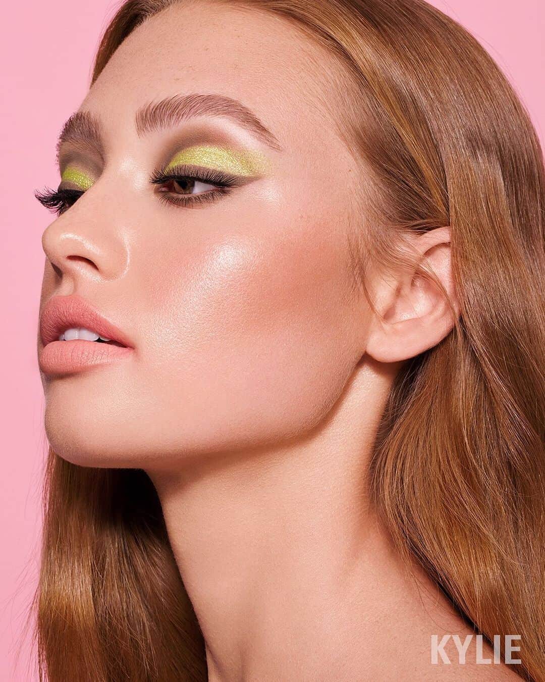 Kylie Cosmeticsさんのインスタグラム写真 - (Kylie CosmeticsInstagram)「Birthday glam using Stacks and Time For Cake from the You’re So Money Baby palette 💸 Money Mindset on the lips + 22 Carats jelly kylighter 💗✨ #Birthday2019」8月14日 10時12分 - kyliecosmetics