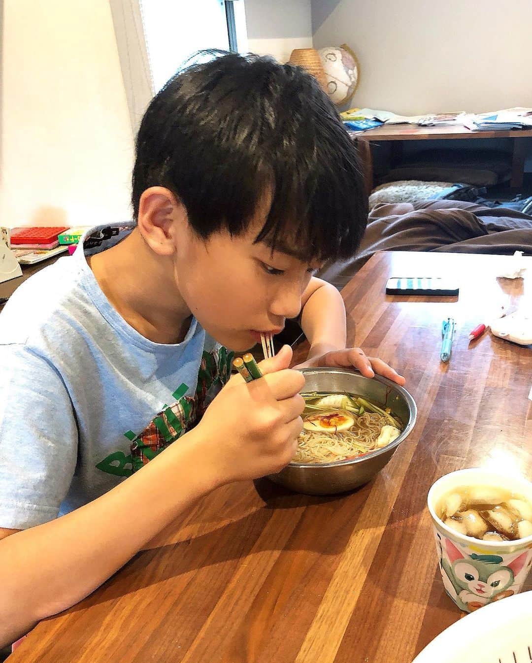 みきママさんのインスタグラム写真 - (みきママInstagram)「【朝ご飯は冷麺です！】. . . . 朝はお酢のきいた韓国冷麺にしよう！ . まず、スープを作って、冷やして、韓国の冷麺を茹でます！！ . . . . . 全部、キンキンに冷やします！ . . .  韓国冷麺ができた〜！ 子供達が食べるのでキムチはやめました〜！ . . . . . . 杏ちゃん「つめたすぎ。」 冷たいからスルスル食べられるでしょ？ . . .  杏ちゃん「すっぱっ。」 酸っぱいと文句を言いながら食べていました。甘酸っぱいから食べれちゃうでしょ？ . . . .  杏ちゃん「おいしー。」 食べながらしゃべるなー。 . .  はる兄「今日は、どこ行くの？」 ってさ。 . . . . 今日ははる兄とれんちびの気分転換にある所へ行きます〜！. . . #朝ご飯 #冷麺 #breakfast #noodle」8月14日 10時17分 - mikimama_official