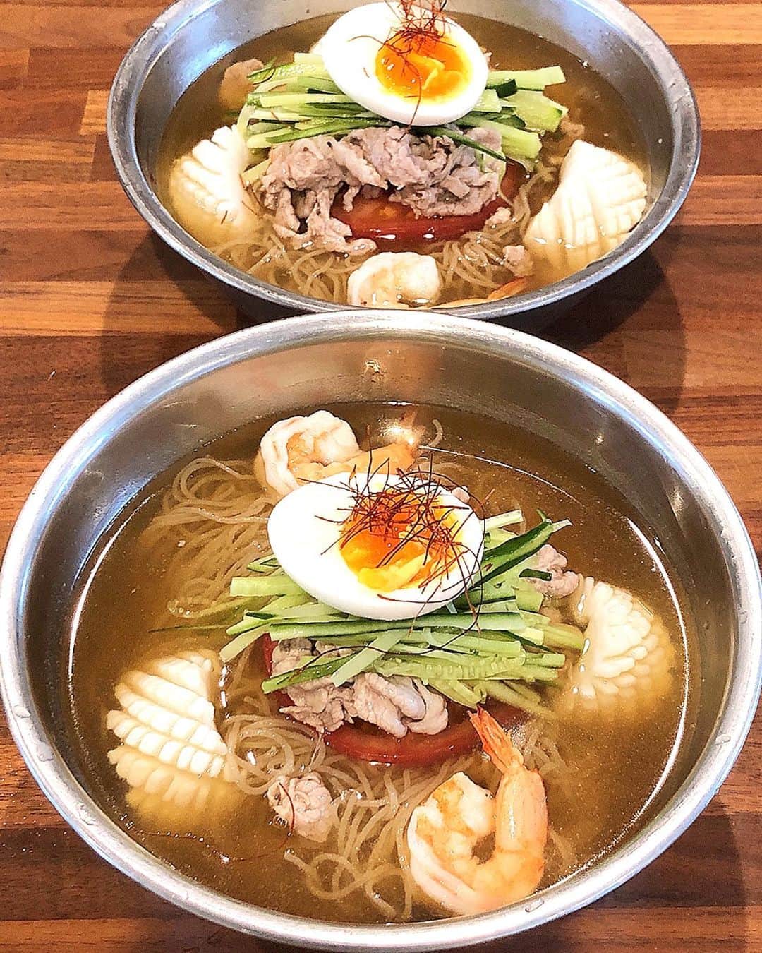 のインスタグラム：「【朝ご飯は冷麺です！】. . . . 朝はお酢のきいた韓国冷麺にしよう！ . まず、スープを作って、冷やして、韓国の冷麺を茹でます！！ . . . . . 全部、キンキンに冷やします！ . . .  韓国冷麺ができた〜！ 子供達が食べるのでキムチはやめました〜！ . . . . . . 杏ちゃん「つめたすぎ。」 冷たいからスルスル食べられるでしょ？ . . .  杏ちゃん「すっぱっ。」 酸っぱいと文句を言いながら食べていました。甘酸っぱいから食べれちゃうでしょ？ . . . .  杏ちゃん「おいしー。」 食べながらしゃべるなー。 . .  はる兄「今日は、どこ行くの？」 ってさ。 . . . . 今日ははる兄とれんちびの気分転換にある所へ行きます〜！. . . #朝ご飯 #冷麺 #breakfast #noodle」