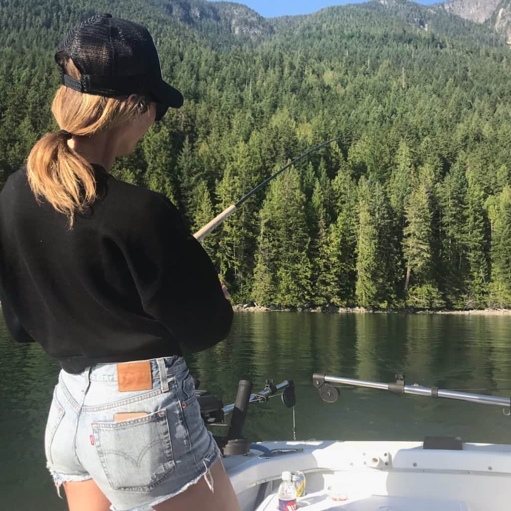 ステイシー・キーブラーさんのインスタグラム写真 - (ステイシー・キーブラーInstagram)「This week felt like summer camp! Salmon Fishing, relay races, boating, nature and nonstop laughter 😊 ⁣ ⁣ #vancouver #travel #familytrip #friends #girlfriends #adventure #nature」8月14日 10時18分 - stacykeibler