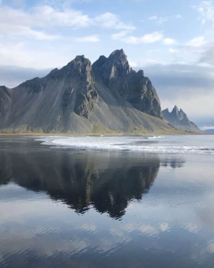 クリス・バーカードのインスタグラム：「I’ve seen the wind rage here so uncontrollably that it blew a tent 100 ft into the air & water droplets felt like nails hitting your skin. Seeing a day this calm is hard to comprehend... didn’t even think it was the same planet.  How’s the double sun flare at the end?! @mattrfoley @benweiland @jefftaylr」