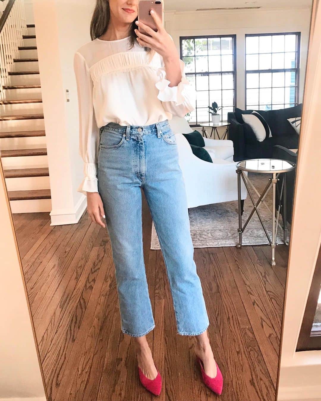 Anna Jane Wisniewskiのインスタグラム：「Been living in flowy dresses lately and while I’m not mad about it, I have a hankering for jeans and a silk blouse. That feeling isn’t quite strong enough to wish away summer (seriously, I’m not ready for fall yet) but rather something I’m excited about...in like six weeks. This top is old cinq a sept but I found a handful of great silk blouses here 👉🏻 http://liketk.it/2E8GP #liketkit @liketoknow.it #LTKunder100 #casualchic #jeans👖」