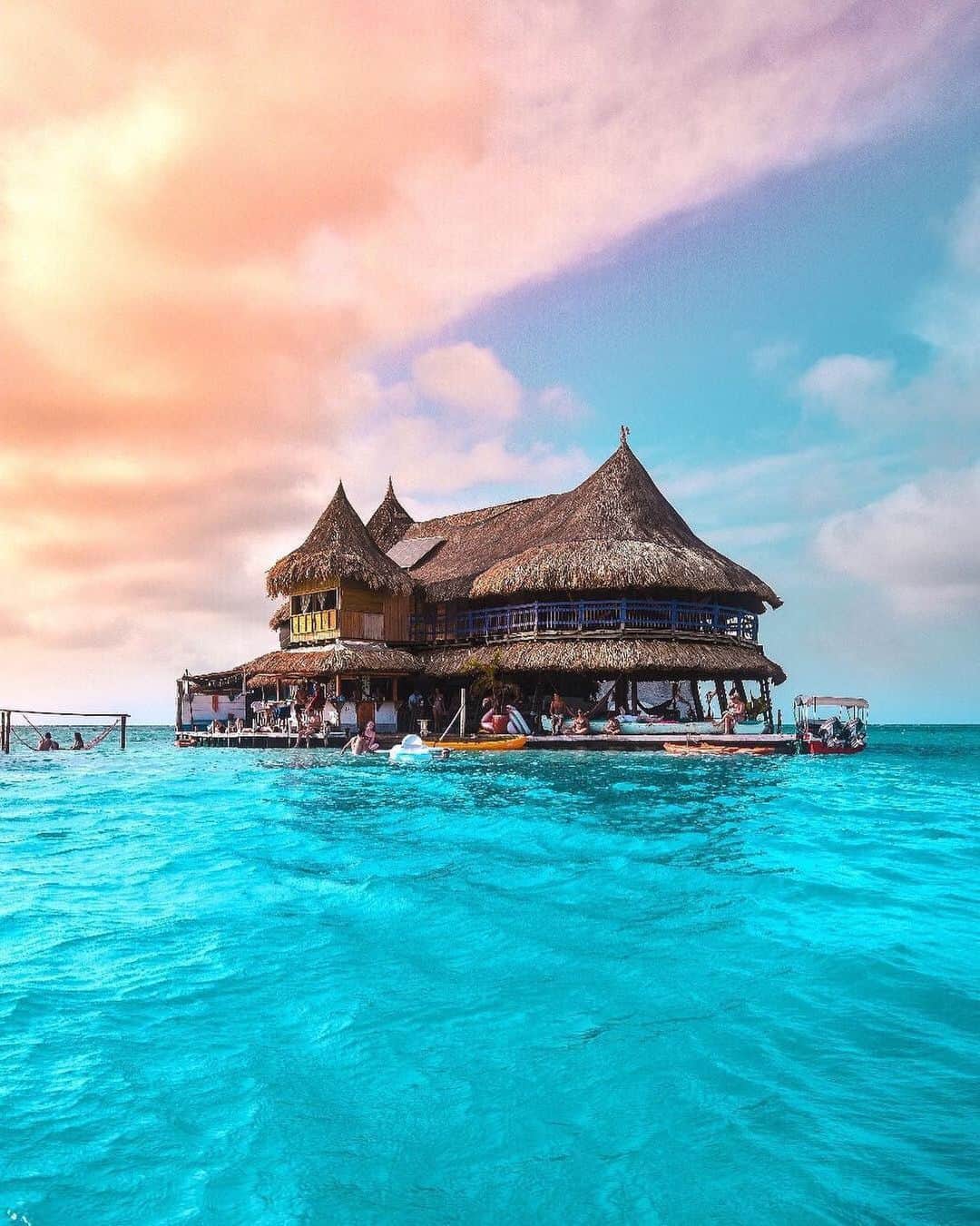 Earth Picsさんのインスタグラム写真 - (Earth PicsInstagram)「An eco-friendly hostel in the middle of the Caribbean ocean of Colombia 🇨🇴 Would you stay here? (📸: @sktarts ) . . . . . . . . . . #travellers #letsgoeverywhere #worldcaptures #travelphoto #travelaroundtheworld #budgettravels #travelandexplore #colombia #travelawesome #ilovetravel」8月14日 10時22分 - earthpix